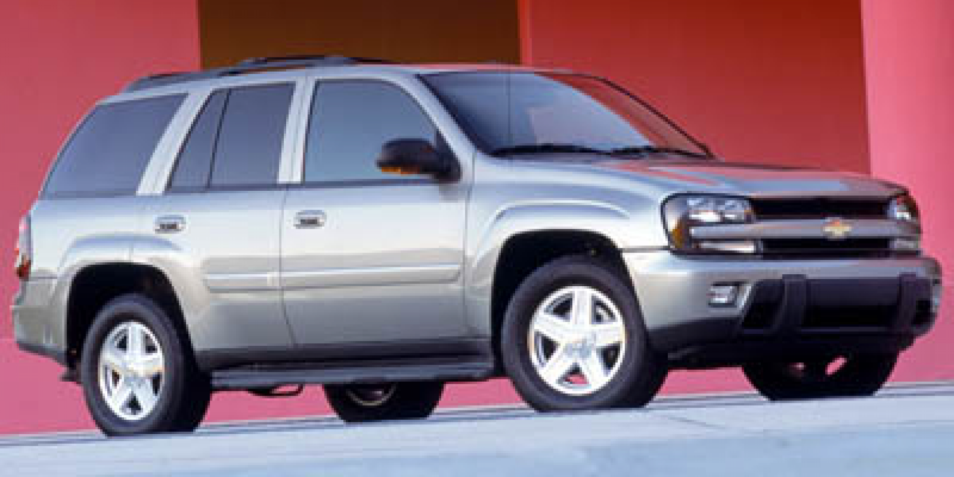 2005 Superior Blue Metallic /Light Gray Chevrolet TrailBlazer LS 4WD (1GNDT13S252) with an 4.2L L6 DOHC 24V engine, 4-Speed Automatic Overdrive transmission, located at 234 Columbia Ave, Battle Creek, MI, 49015, (269) 222-0088, 42.298264, -85.192543 - <b>Vehicle Details</b><br>Looking for a dependable, rugged SUV that combines power, comfort, and style? Your search ends here with this stunning 2005 Chevrolet TrailBlazer LT with 4WD and a robust L6, 4.2L engine! This well-maintained beauty is ready to conquer any terrain while providing an unparal - Photo#0