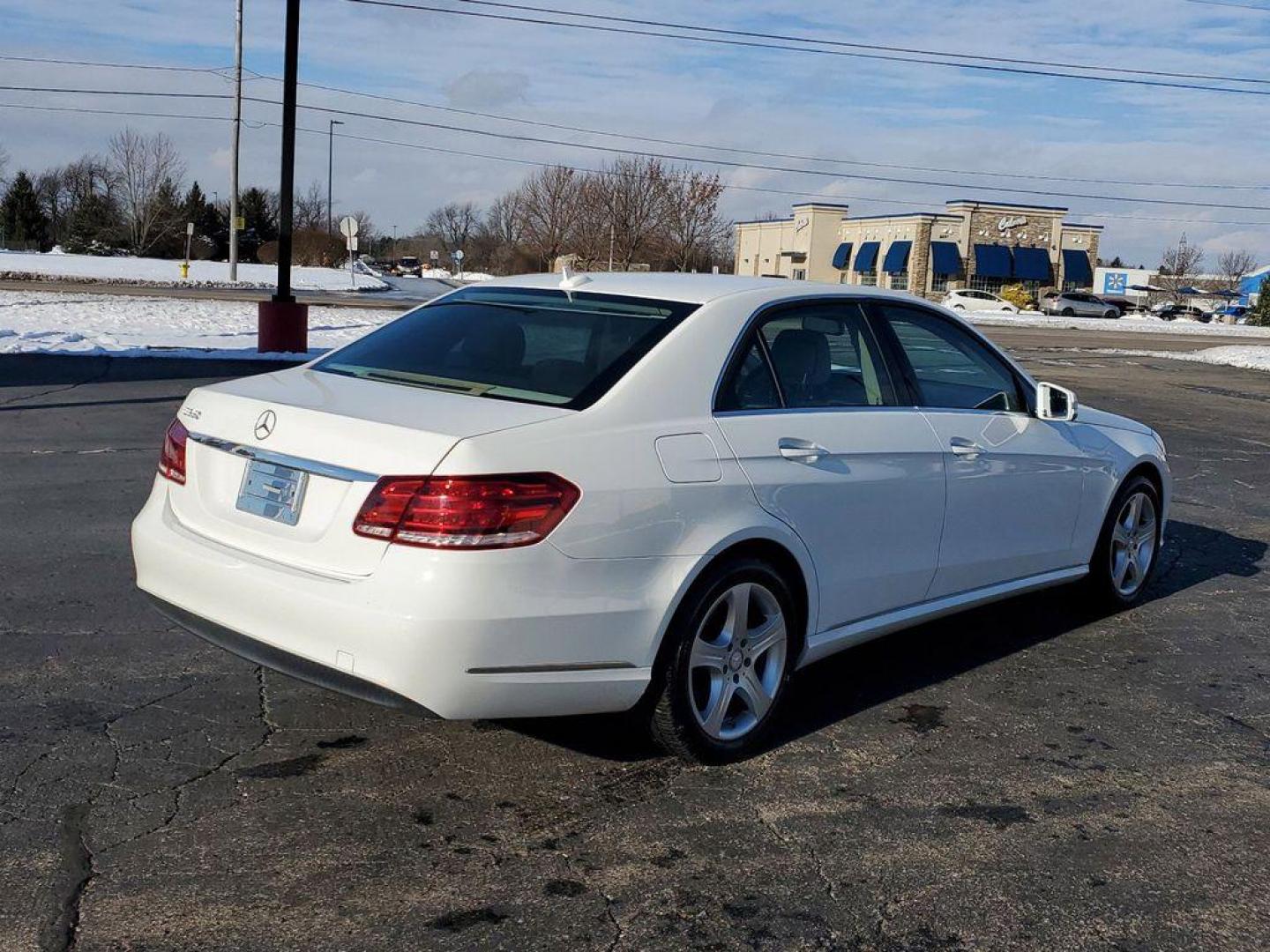 2014 Polar White /Silk Beige/Espresso Brown Mercedes-Benz E-Class E350 Sedan (WDDHF5KB9EA) with an 3.5L V6 DOHC 24V engine, 7-Speed Automatic transmission, located at 6064 Gull Rd, Kalamazoo, MI, 49048, (269) 222-0088, 42.328388, -85.512924 - Introducing the 2014 Mercedes-Benz E-Class E350, a hallmark of luxury and performance. This refined sedan seamlessly combines sophisticated design with dynamic capabilities, making it an ideal choice for discerning drivers. Equipped with a robust V6, 3.5L engine, the E350 delivers a smooth yet power - Photo#1