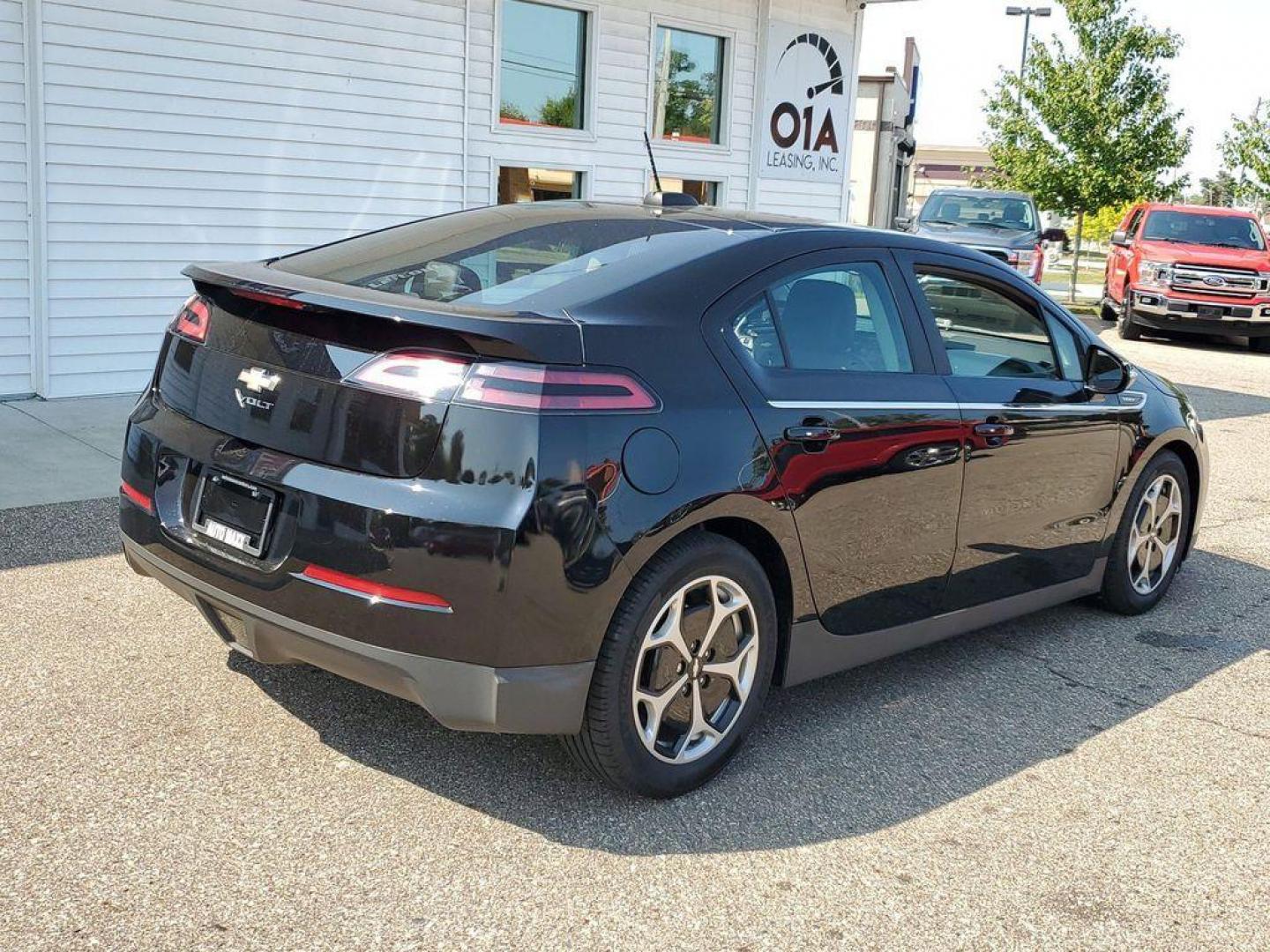 2015 Black /Jet Black/Dark Accents Chevrolet Volt Premium (1G1RB6E47FU) with an ELECTRIC engine, Continuously Variable Transmission transmission, located at 234 Columbia Ave, Battle Creek, MI, 49015, (269) 222-0088, 42.298264, -85.192543 - <b>Vehicle Details</b><br>Discover exceptional efficiency and premium comfort with our 2015 Chevrolet Volt Premium, now available at our dealership. This forward-thinking hybrid vehicle combines an electric motor with front-wheel drive, delivering an impressive blend of performance and eco-friendlin - Photo#1