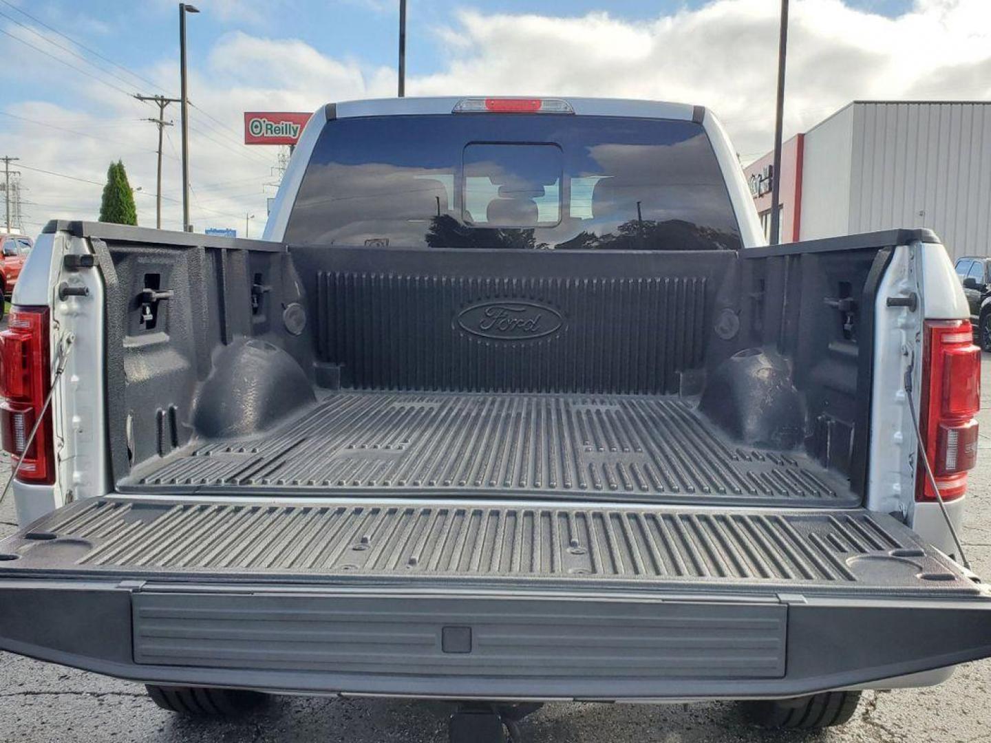 2017 Ingot Silver Metallic /Black Ford F-150 XLT SuperCrew 6.5-ft. Bed 4WD (1FTEW1EG0HF) with an 3.5L V6 TURBO engine, 6A transmission, located at 6064 Gull Rd, Kalamazoo, MI, 49048, (269) 222-0088, 42.328388, -85.512924 - <b>Vehicle Details</b><br>Introducing the exceptional 2017 Ford F-150 Platinum, now available at our trusted dealership. This remarkable vehicle is the epitome of power, versatility, and luxury, making it a top choice for truck enthusiasts. With only 57,838 miles on the odometer, this pre-owned gem - Photo#7