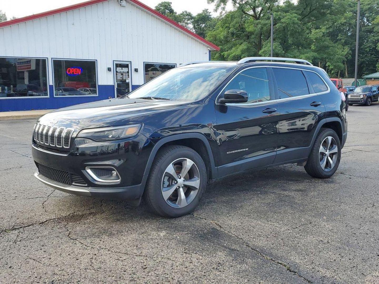 2018 Granite Crystal Metallic Clearcoat /Ruby Red/Black Jeep Grand Cherokee Trailhawk 4WD (1C4RJFLG0JC) with an 3.6L V6 DOHC 24V engine, 8A transmission, located at 6064 Gull Rd, Kalamazoo, MI, 49048, (269) 222-0088, 42.328388, -85.512924 - Introducing the 2018 Jeep Grand Cherokee Trailhawk, an exceptional SUV that combines robust performance with advanced technology. Designed for those who demand both power and sophistication, this vehicle is equipped with a V6, 3.6L engine, and 4WD, ensuring superior off-road capability and reliable - Photo#1