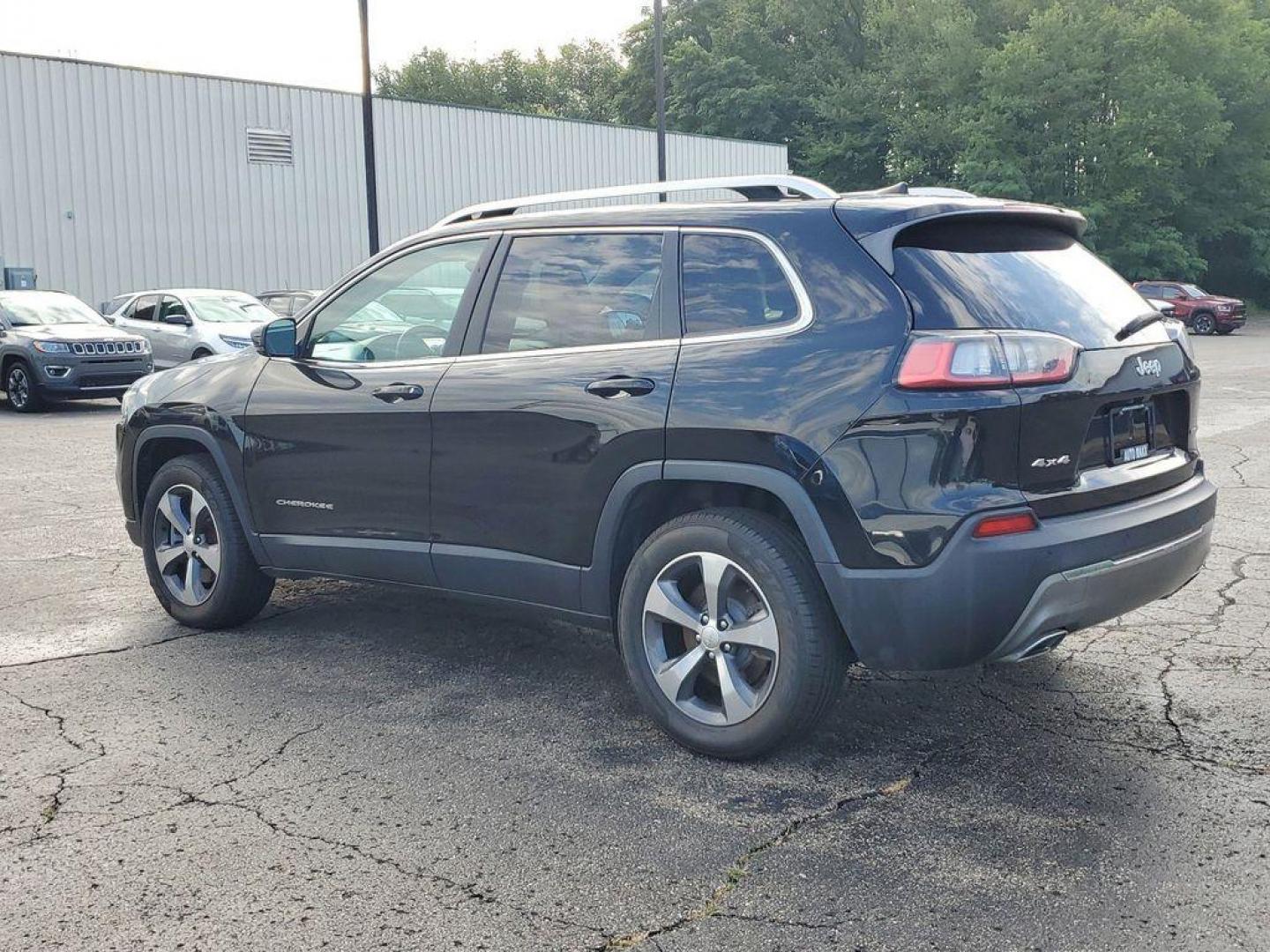 2018 Granite Crystal Metallic Clearcoat /Ruby Red/Black Jeep Grand Cherokee Trailhawk 4WD (1C4RJFLG0JC) with an 3.6L V6 DOHC 24V engine, 8A transmission, located at 6064 Gull Rd, Kalamazoo, MI, 49048, (269) 222-0088, 42.328388, -85.512924 - Introducing the 2018 Jeep Grand Cherokee Trailhawk, an exceptional SUV that combines robust performance with advanced technology. Designed for those who demand both power and sophistication, this vehicle is equipped with a V6, 3.6L engine, and 4WD, ensuring superior off-road capability and reliable - Photo#2