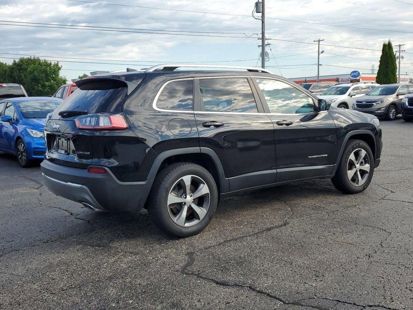 2018 Granite Crystal Metallic Clearcoat /Ruby Red/Black Jeep Grand Cherokee Trailhawk 4WD (1C4RJFLG0JC) with an 3.6L V6 DOHC 24V engine, 8A transmission, located at 6064 Gull Rd, Kalamazoo, MI, 49048, (269) 222-0088, 42.328388, -85.512924 - Introducing the 2018 Jeep Grand Cherokee Trailhawk, an exceptional SUV that combines robust performance with advanced technology. Designed for those who demand both power and sophistication, this vehicle is equipped with a V6, 3.6L engine, and 4WD, ensuring superior off-road capability and reliable - Photo#3