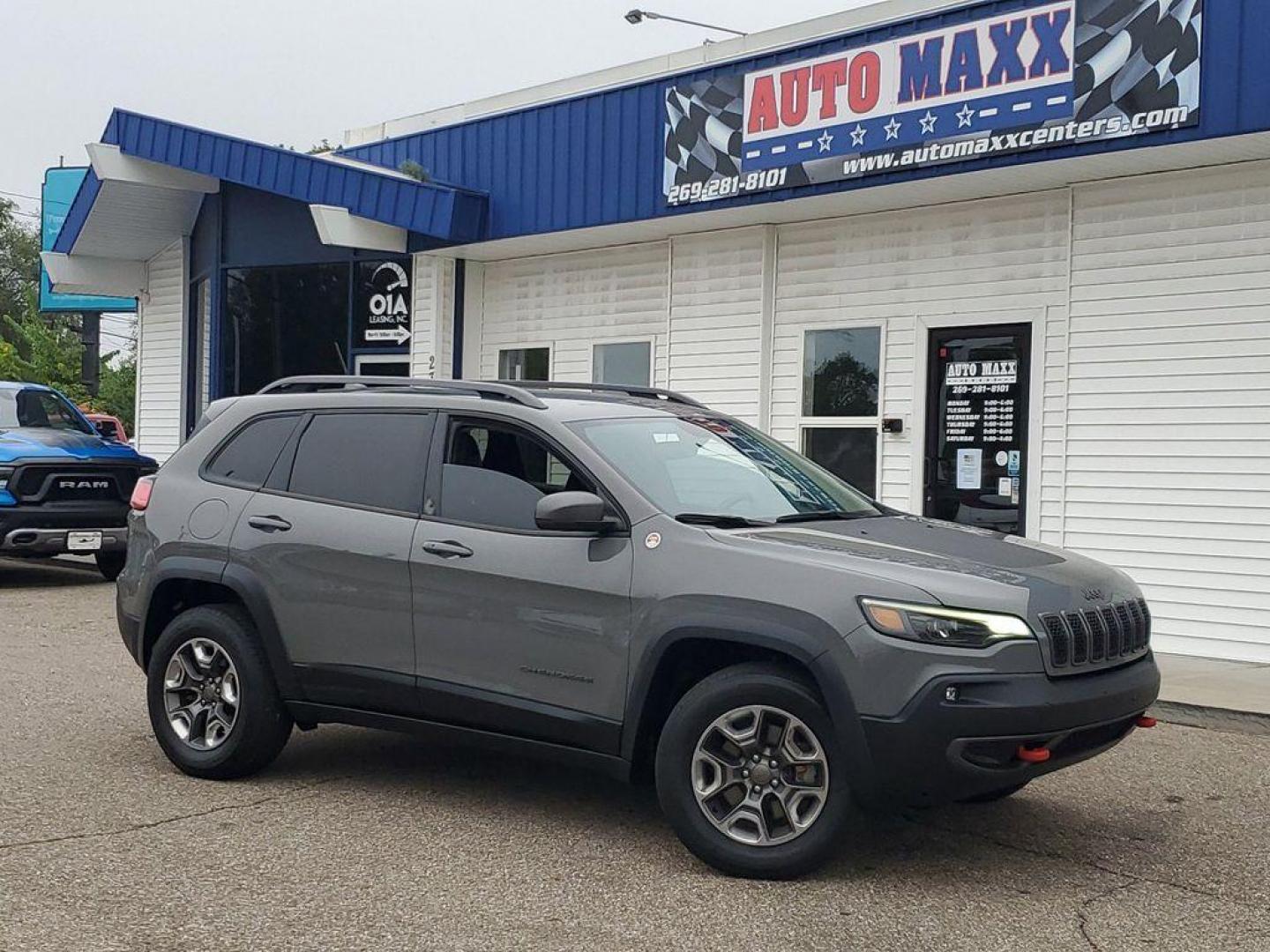 2019 Sting-Gray Clearcoat /Black Jeep Cherokee Trailhawk 4WD (1C4PJMBX3KD) with an 3.2L V6 DOHC 24V engine, 9A transmission, located at 234 Columbia Ave, Battle Creek, MI, 49015, (269) 222-0088, 42.298264, -85.192543 - <b>Vehicle Details</b><br>Introducing the 2019 Jeep Cherokee Trailhawk, a robust and versatile SUV designed to tackle both urban streets and rugged trails with ease. Equipped with a powerful V6, 3.2L engine and an advanced 4WD system, this vehicle delivers exceptional performance and reliability in - Photo#0