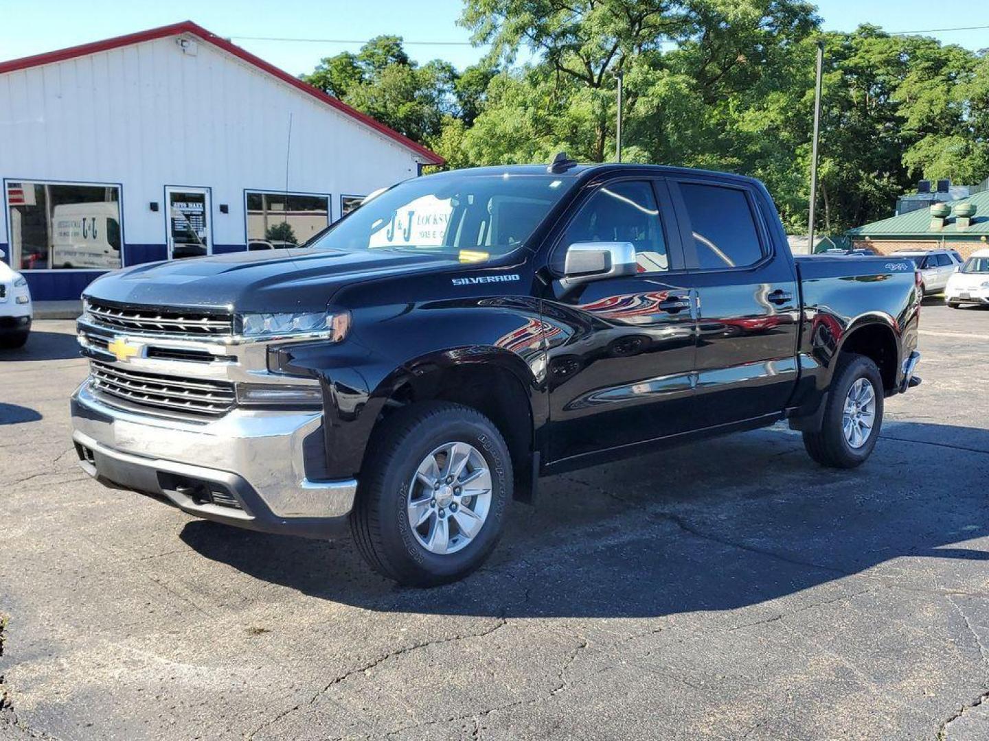 2020 BLACK /Jet Black Chevrolet Silverado 1500 LT Crew Cab 4WD (3GCPYDEK1LG) with an 2.7L L4 DOHC 16V TURBO engine, 6A transmission, located at 6064 Gull Rd, Kalamazoo, MI, 49048, (269) 222-0088, 42.328388, -85.512924 - <b>Vehicle Details</b><br>Discover unbeatable value with our 2020 Chevrolet Silverado 1500 LT, now available at our dealership. This rugged yet refined pickup is equipped with a robust L4, 2.7L engine and 4WD, ensuring powerful performance and exceptional handling in any terrain. This Silverado 150 - Photo#1