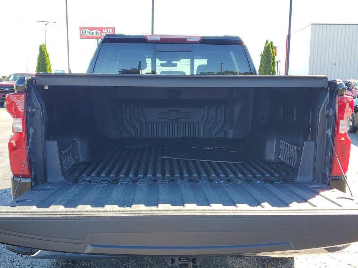 2020 BLACK /Jet Black Chevrolet Silverado 1500 LT Crew Cab 4WD (3GCPYDEK1LG) with an 2.7L L4 DOHC 16V TURBO engine, 6A transmission, located at 6064 Gull Rd, Kalamazoo, MI, 49048, (269) 222-0088, 42.328388, -85.512924 - <b>Vehicle Details</b><br>Discover unbeatable value with our 2020 Chevrolet Silverado 1500 LT, now available at our dealership. This rugged yet refined pickup is equipped with a robust L4, 2.7L engine and 4WD, ensuring powerful performance and exceptional handling in any terrain. This Silverado 150 - Photo#7