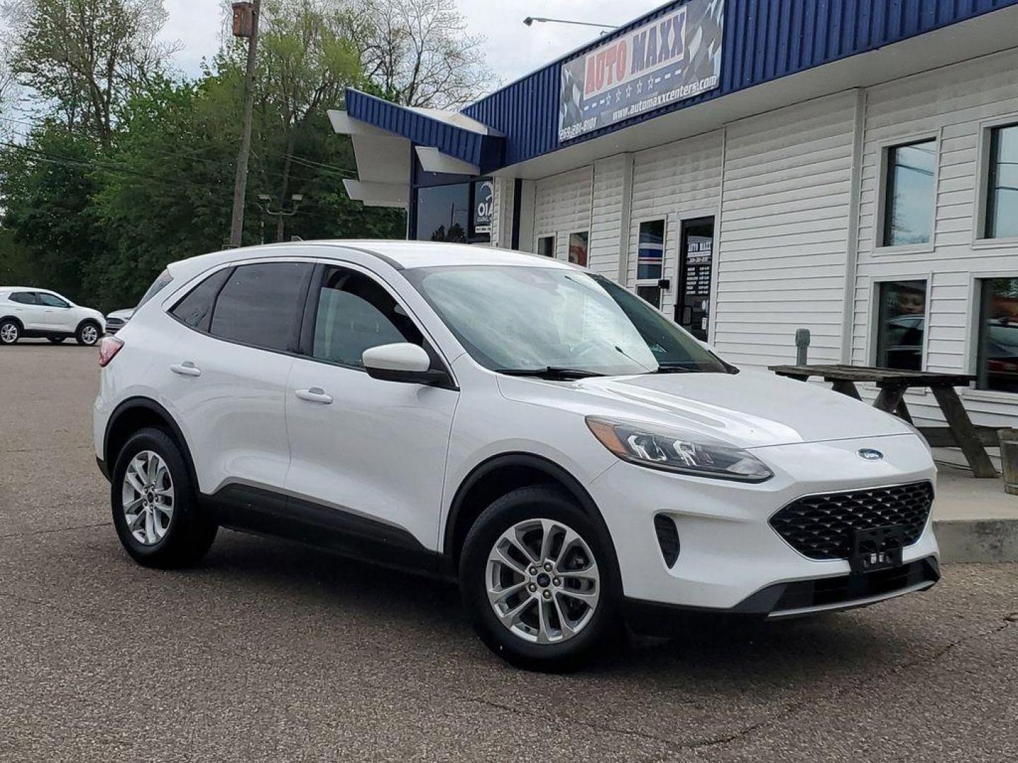 2020 Oxford White /Dark Earth Gray Ford Escape SE AWD (1FMCU9G62LU) with an 1.5L L3 engine, 6A transmission, located at 234 Columbia Ave, Battle Creek, MI, 49015, (269) 222-0088, 42.298264, -85.192543 - <b>Vehicle Details</b><br>Looking for a reliable and spacious SUV? Look no further than this pre-owned 2020 Ford Escape SE with 4WD and a powerful L3, 1.5L engine! This vehicle has 137,594 miles on it and is in excellent condition. Equipped with Cross-Traffic Alert, Hands Free Bluetooth, Navigation - Photo#0