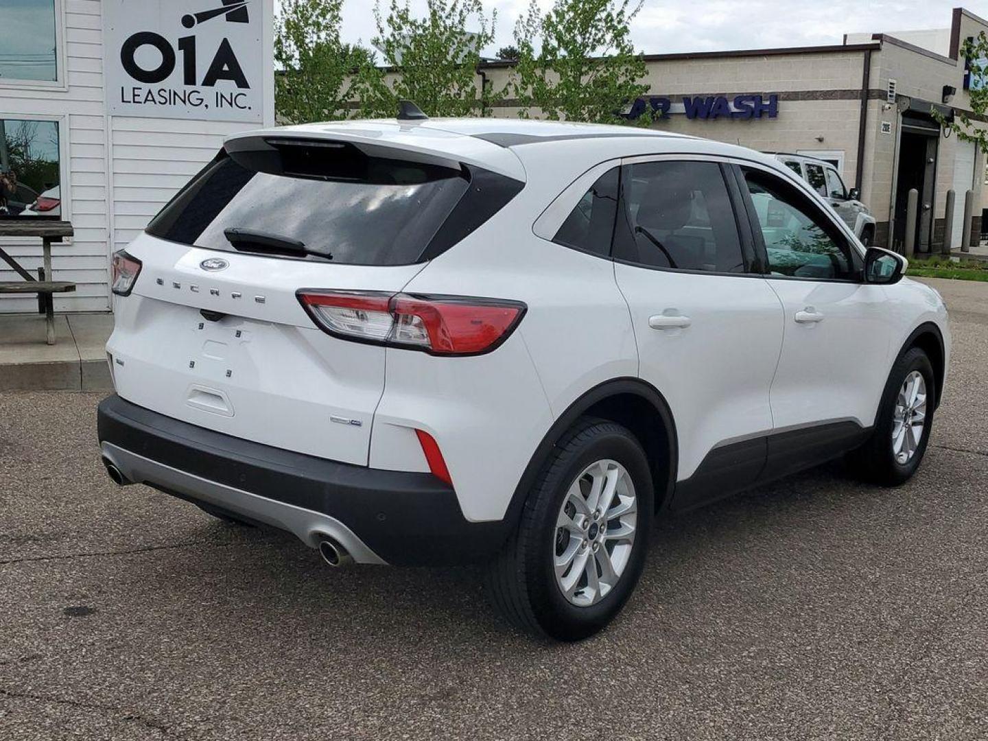 2020 Oxford White /Dark Earth Gray Ford Escape SE AWD (1FMCU9G62LU) with an 1.5L L3 engine, 6A transmission, located at 234 Columbia Ave, Battle Creek, MI, 49015, (269) 222-0088, 42.298264, -85.192543 - <b>Vehicle Details</b><br>Looking for a reliable and spacious SUV? Look no further than this pre-owned 2020 Ford Escape SE with 4WD and a powerful L3, 1.5L engine! This vehicle has 137,594 miles on it and is in excellent condition. Equipped with Cross-Traffic Alert, Hands Free Bluetooth, Navigation - Photo#1