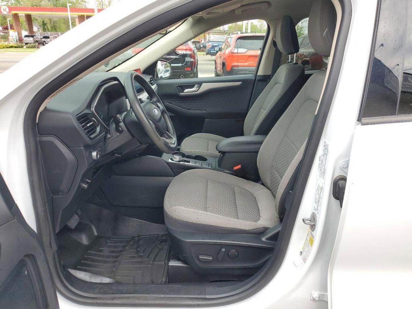 2020 Oxford White /Dark Earth Gray Ford Escape SE AWD (1FMCU9G62LU) with an 1.5L L3 engine, 6A transmission, located at 234 Columbia Ave, Battle Creek, MI, 49015, (269) 222-0088, 42.298264, -85.192543 - <b>Vehicle Details</b><br>Looking for a reliable and spacious SUV? Look no further than this pre-owned 2020 Ford Escape SE with 4WD and a powerful L3, 1.5L engine! This vehicle has 137,594 miles on it and is in excellent condition. Equipped with Cross-Traffic Alert, Hands Free Bluetooth, Navigation - Photo#7