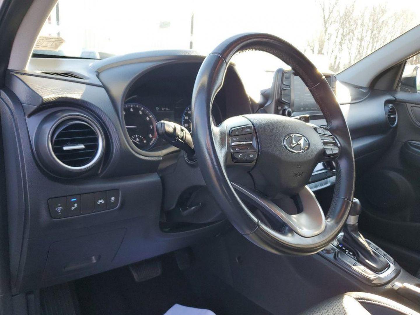 2020 Chalk White /Black Hyundai Kona Limited AWD (KM8K3CA55LU) with an 1.6L L4 DOHC 16V TURBO engine, 7A transmission, located at 234 Columbia Ave, Battle Creek, MI, 49015, (269) 222-0088, 42.298264, -85.192543 - <b>Vehicle Details</b><br>Looking for a reliable and stylish SUV? Look no further than this 2020 Hyundai Kona Limited with only 43110 miles on the odometer. This vehicle is equipped with 4WD, making it perfect for all types of terrain. Under the hood, you'll find a powerful L4, 1.6L engine that pr - Photo#18