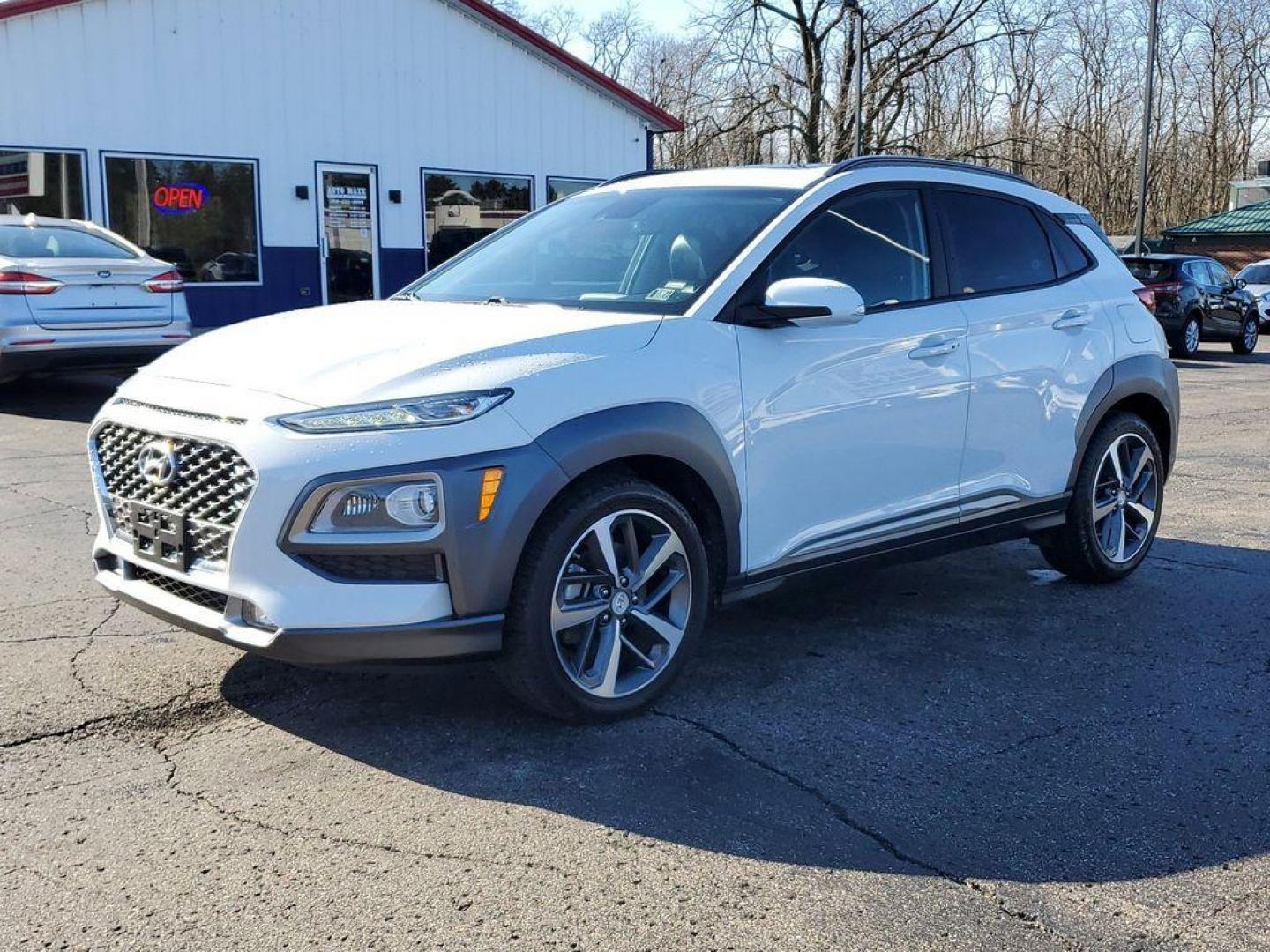 2020 Chalk White /Black Hyundai Kona Limited AWD (KM8K3CA55LU) with an 1.6L L4 DOHC 16V TURBO engine, 7A transmission, located at 234 Columbia Ave, Battle Creek, MI, 49015, (269) 222-0088, 42.298264, -85.192543 - <b>Vehicle Details</b><br>Looking for a reliable and stylish SUV? Look no further than this 2020 Hyundai Kona Limited with only 43110 miles on the odometer. This vehicle is equipped with 4WD, making it perfect for all types of terrain. Under the hood, you'll find a powerful L4, 1.6L engine that pr - Photo#1