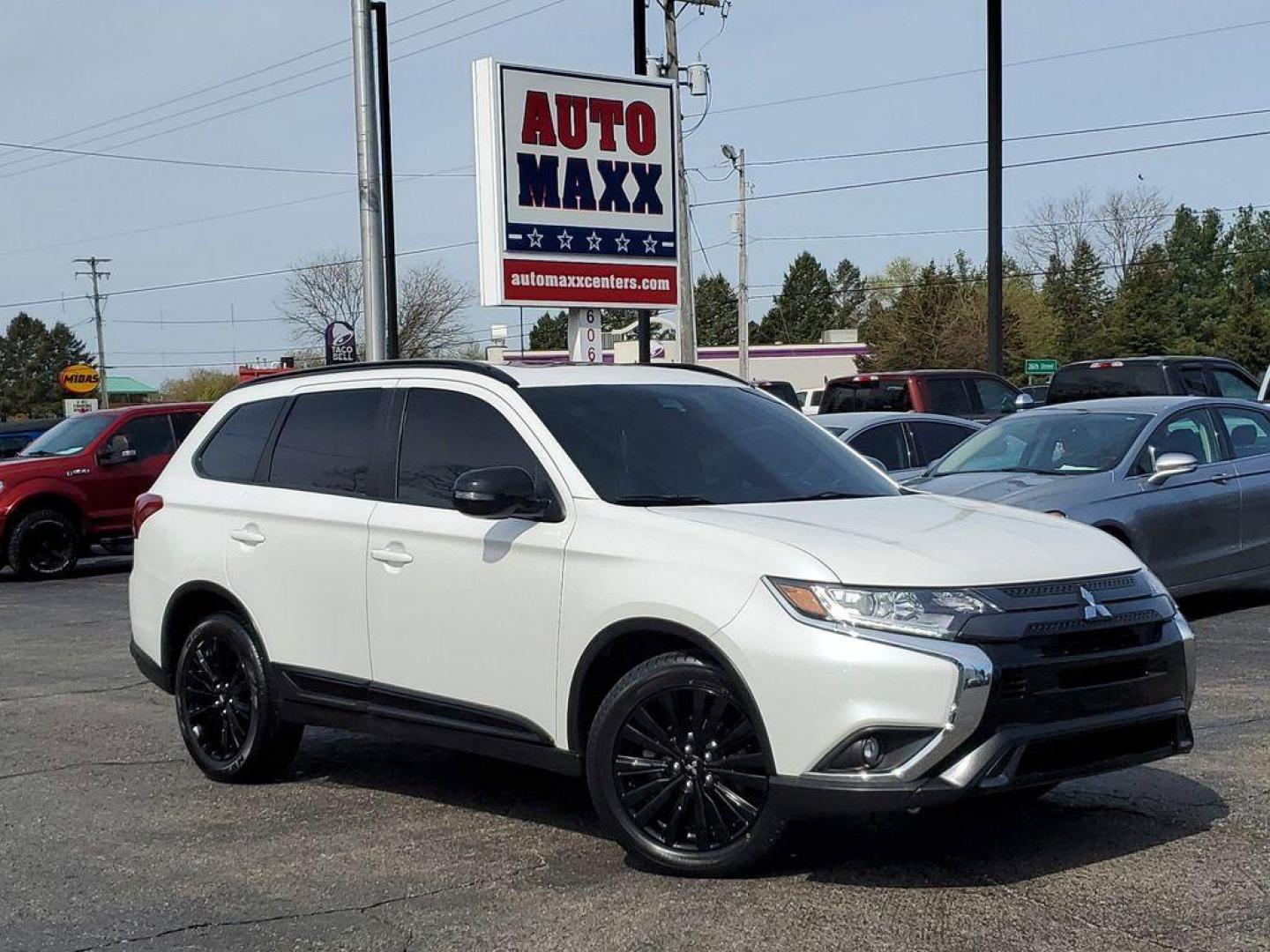 2020 Pearl White /Black Mitsubishi Outlander SE 2WD (JA4AD3A30LZ) with an 2.4L L4 DOHC 16V engine, CVT transmission, located at 6064 Gull Rd, Kalamazoo, MI, 49048, (269) 222-0088, 42.328388, -85.512924 - Introducing the 2020 Mitsubishi Outlander LE, a versatile and reliable SUV perfect for your daily commute or weekend adventures. With only 77,319 miles on the odometer, this gently pre-owned vehicle is in excellent condition and ready to hit the road.<br><br>Under the hood, you'll find a powerful ye - Photo#0