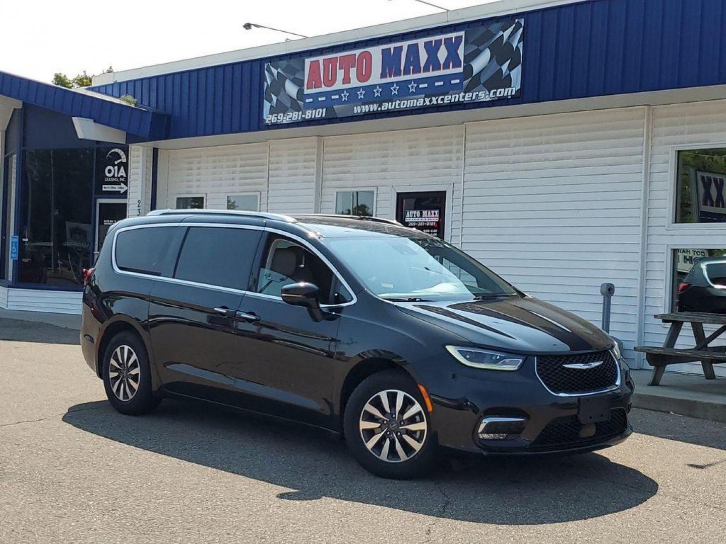 2021 Brilliant Black Crystal Pearlcoat /Alloy/Black Chrysler Pacifica Touring-L (2C4RC1BG8MR) with an 3.6L V6 DOHC 24V engine, 9A transmission, located at 234 Columbia Ave, Battle Creek, MI, 49015, (269) 222-0088, 42.298264, -85.192543 - <b>Vehicle Details</b><br>Discover the exceptional value and versatility of our 2021 Chrysler Pacifica Touring L, now available at our dealership. This sleek and stylish minivan, equipped with a powerful V6, 3.6L engine and Front-Wheel Drive (FWD), delivers a smooth and reliable driving experience f - Photo#0