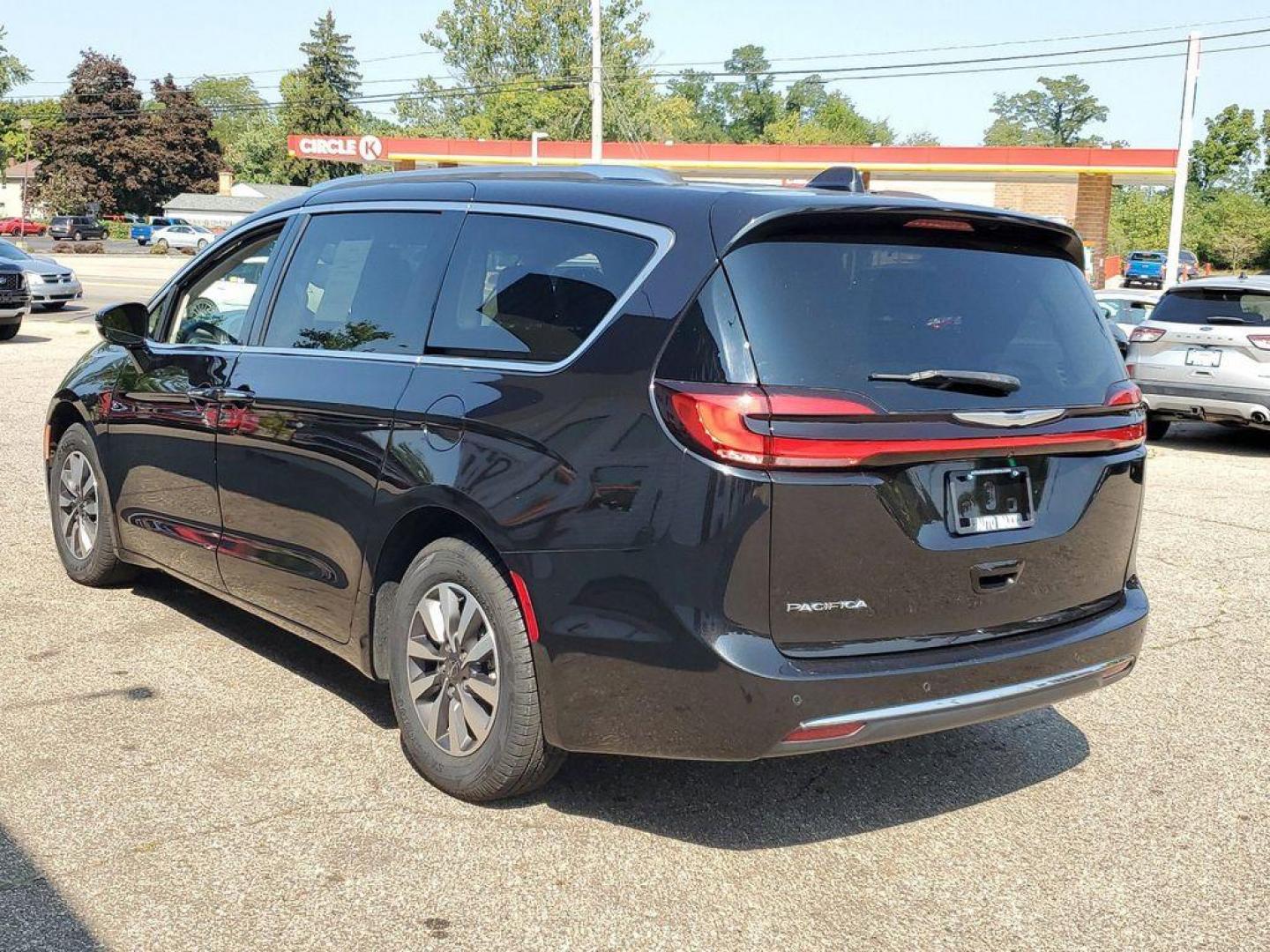 2021 Brilliant Black Crystal Pearlcoat /Alloy/Black Chrysler Pacifica Touring-L (2C4RC1BG8MR) with an 3.6L V6 DOHC 24V engine, 9A transmission, located at 234 Columbia Ave, Battle Creek, MI, 49015, (269) 222-0088, 42.298264, -85.192543 - <b>Vehicle Details</b><br>Discover the exceptional value and versatility of our 2021 Chrysler Pacifica Touring L, now available at our dealership. This sleek and stylish minivan, equipped with a powerful V6, 3.6L engine and Front-Wheel Drive (FWD), delivers a smooth and reliable driving experience f - Photo#2