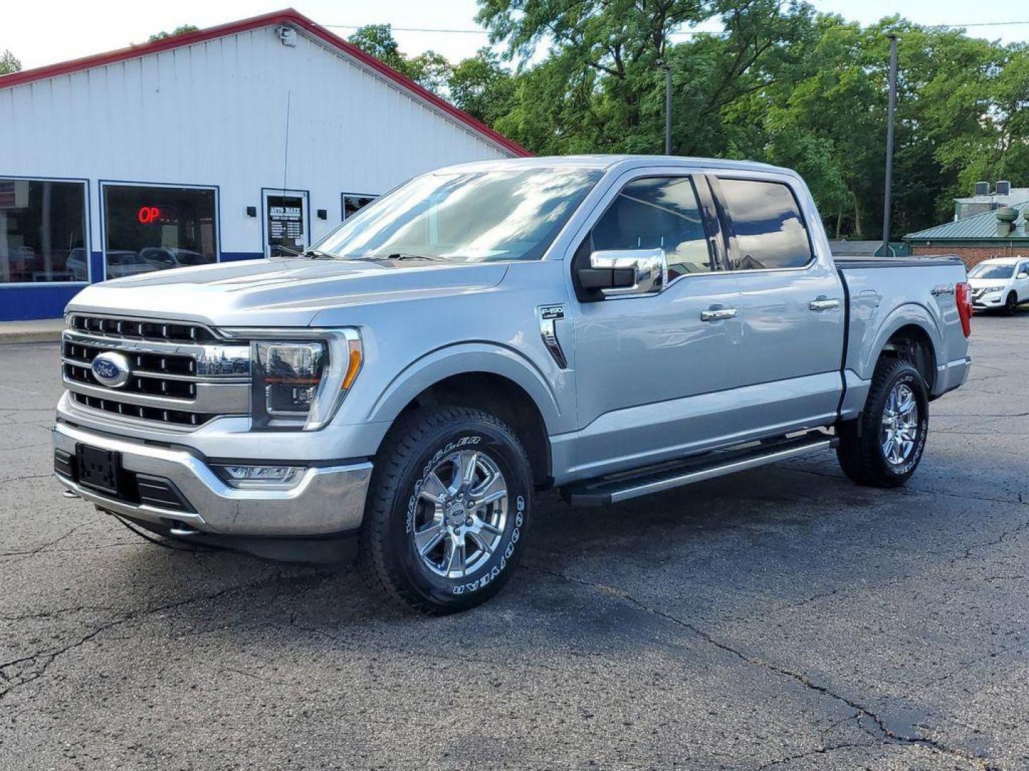 2021 Iconic Silver Metallic /Black/Baja Tan Ford F-150 XLT SuperCrew 6.5-ft. Bed 4WD (1FTEW1EP6MK) with an 2.7L V6 DOHC 24V engine, 6A transmission, located at 6064 Gull Rd, Kalamazoo, MI, 49048, (269) 222-0088, 42.328388, -85.512924 - Rev up your lifestyle with this pristine 2021 Ford F-150 LARIAT! This rugged beast combines luxury and performance in one stunning package, designed to conquer both city streets and off-road adventures with ease. Under the hood, you'll find the robust V6, 2.7L engine that delivers impressive power a - Photo#1