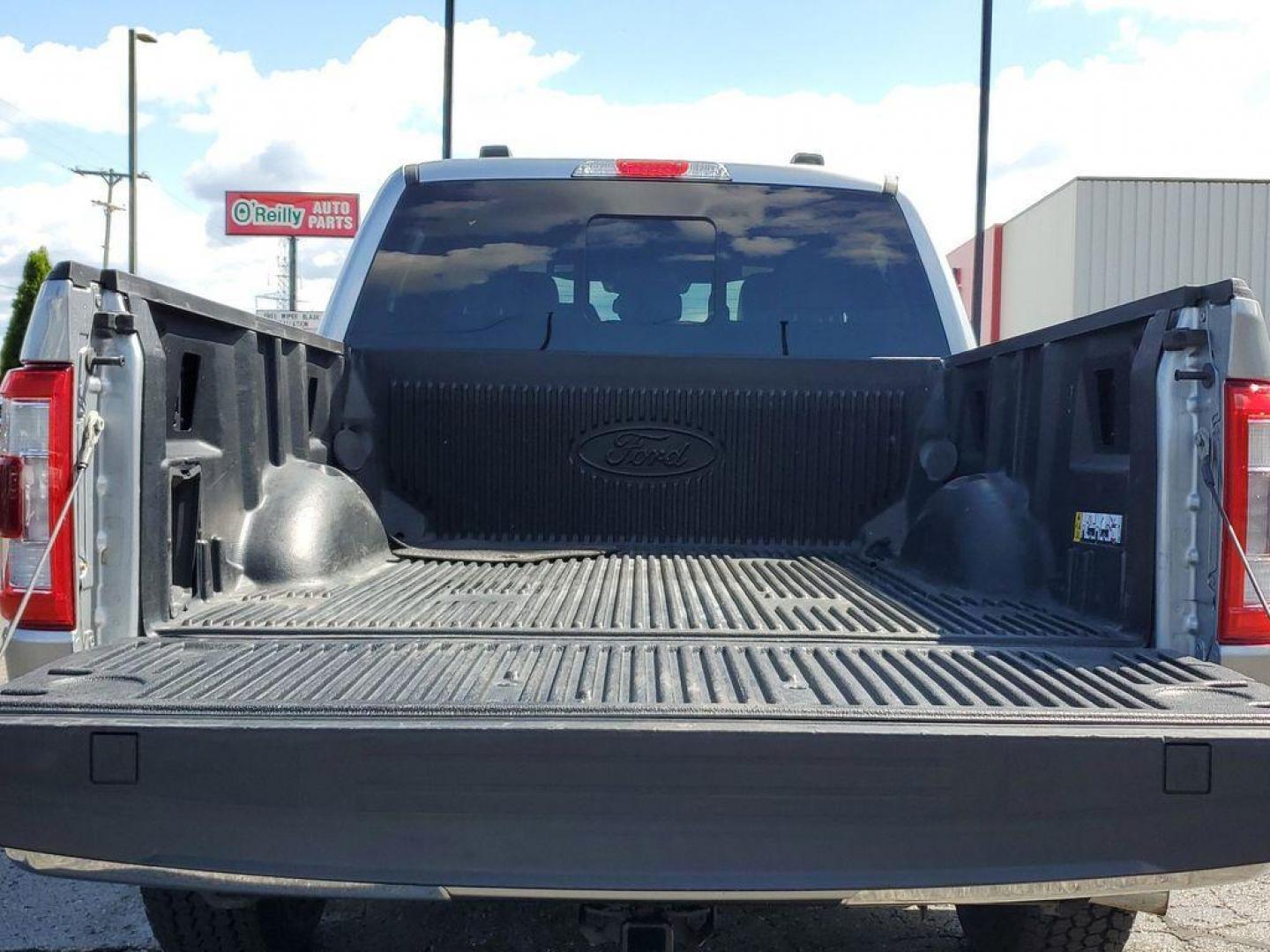 2021 Iconic Silver Metallic /Black/Baja Tan Ford F-150 XLT SuperCrew 6.5-ft. Bed 4WD (1FTEW1EP6MK) with an 2.7L V6 DOHC 24V engine, 6A transmission, located at 6064 Gull Rd, Kalamazoo, MI, 49048, (269) 222-0088, 42.328388, -85.512924 - Rev up your lifestyle with this pristine 2021 Ford F-150 LARIAT! This rugged beast combines luxury and performance in one stunning package, designed to conquer both city streets and off-road adventures with ease. Under the hood, you'll find the robust V6, 2.7L engine that delivers impressive power a - Photo#7