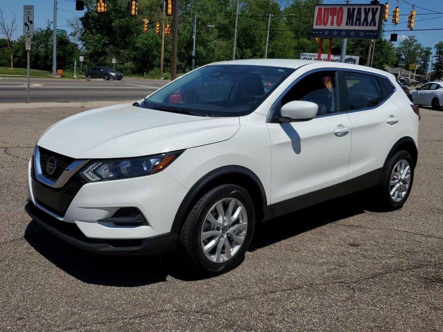 2021 Glacier White /Charcoal Nissan Rogue Sport S AWD (JN1BJ1AW0MW) with an 2.0L L4 DOHC 16V engine, CVT transmission, located at 234 Columbia Ave, Battle Creek, MI, 49015, (269) 222-0088, 42.298264, -85.192543 - <b>Vehicle Details</b><br>**Exceptional Deal on a 2021 Nissan Rogue Sport S AWD!** Unlock the perfect blend of style, comfort, and utility with our 2021 Nissan Rogue Sport S, equipped with a robust L4, 2.0L engine and All-Wheel Drive (AWD) system, ready to tackle any road condition. This vehicle co - Photo#3