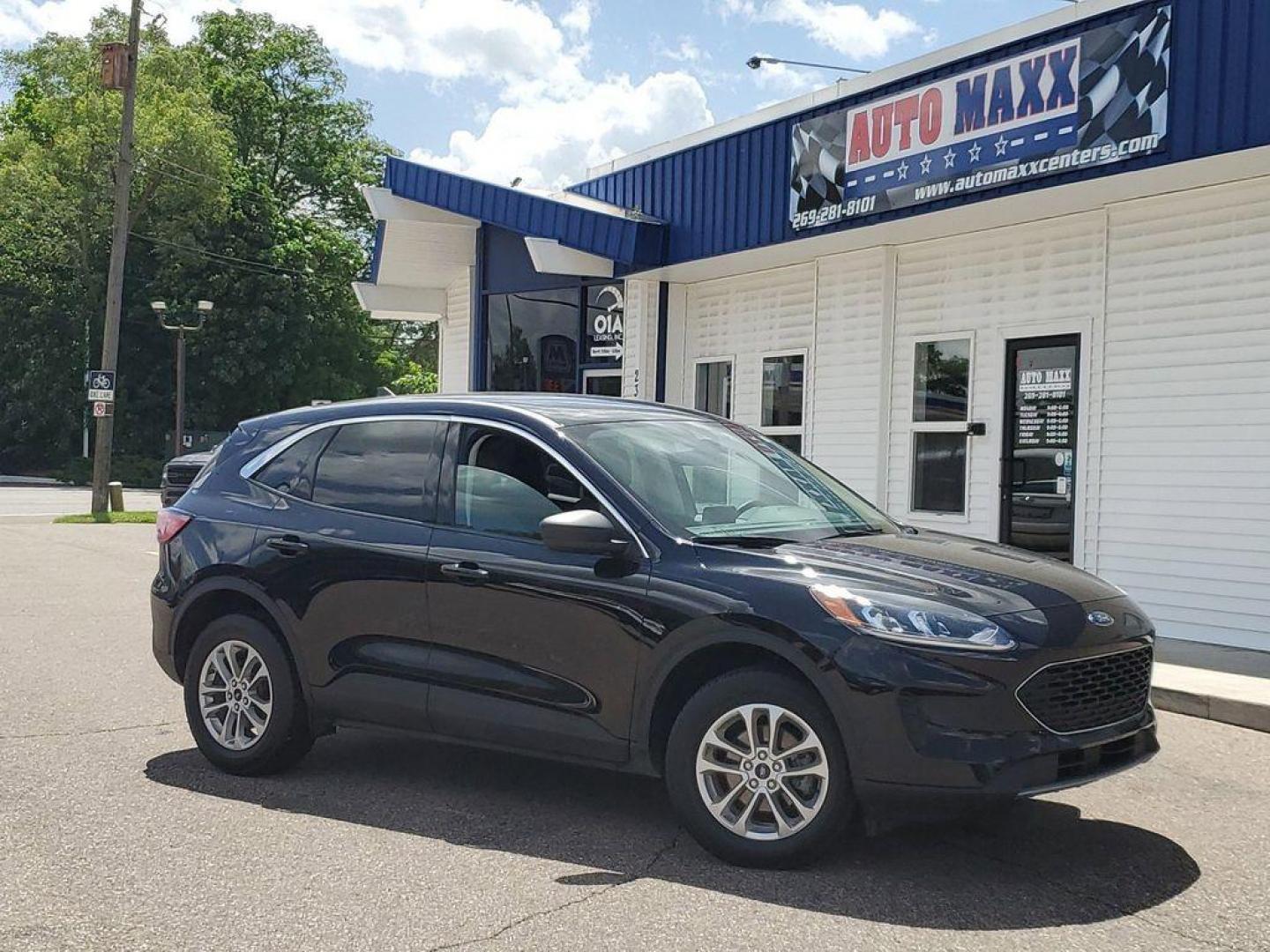 2022 Agate Black Metallic /Dark Earth Gray Ford Escape SE AWD (1FMCU9G66NU) with an 1.5L L3 engine, 6A transmission, located at 234 Columbia Ave, Battle Creek, MI, 49015, (269) 222-0088, 42.298264, -85.192543 - <b>Vehicle Details</b><br>Looking for the perfect blend of adventure, comfort, and style? Look no further than this stunning 2022 Ford Escape SE with 4WD, equipped with a robust L3, 1.5L engine that ensures you have the power and efficiency to tackle any journey. This vehicle is not just about getti - Photo#0