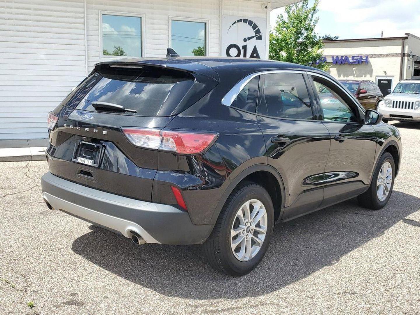 2022 Agate Black Metallic /Dark Earth Gray Ford Escape SE AWD (1FMCU9G66NU) with an 1.5L L3 engine, 6A transmission, located at 234 Columbia Ave, Battle Creek, MI, 49015, (269) 222-0088, 42.298264, -85.192543 - <b>Vehicle Details</b><br>Looking for the perfect blend of adventure, comfort, and style? Look no further than this stunning 2022 Ford Escape SE with 4WD, equipped with a robust L3, 1.5L engine that ensures you have the power and efficiency to tackle any journey. This vehicle is not just about getti - Photo#1