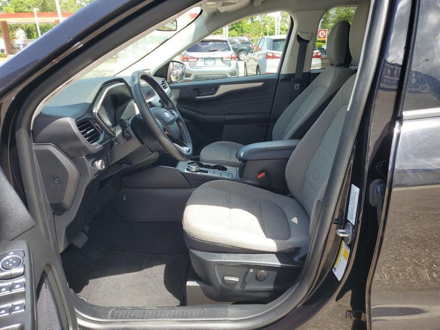 2022 Agate Black Metallic /Dark Earth Gray Ford Escape SE AWD (1FMCU9G66NU) with an 1.5L L3 engine, 6A transmission, located at 234 Columbia Ave, Battle Creek, MI, 49015, (269) 222-0088, 42.298264, -85.192543 - <b>Vehicle Details</b><br>Looking for the perfect blend of adventure, comfort, and style? Look no further than this stunning 2022 Ford Escape SE with 4WD, equipped with a robust L3, 1.5L engine that ensures you have the power and efficiency to tackle any journey. This vehicle is not just about getti - Photo#7