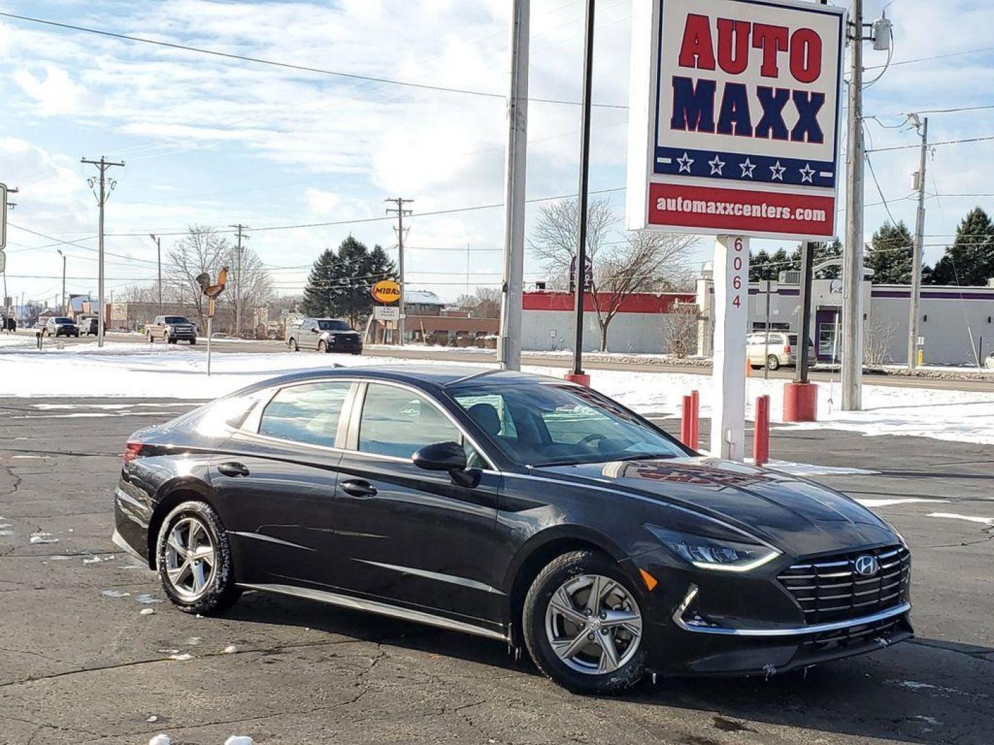 2022 Phantom Black /Dark Gray Hyundai Sonata SE (5NPEG4JA3NH) with an 2.5L L4 DOHC 16V engine, 8A transmission, located at 6064 Gull Rd, Kalamazoo, MI, 49048, (269) 222-0088, 42.328388, -85.512924 - <b>Vehicle Details</b><br>Experience the perfect blend of style, performance, and technology with this stunning 2022 Hyundai Sonata SE! Designed to impress, this sleek and sophisticated sedan is ready to elevate your driving experience with its cutting-edge features and powerful performance. Under - Photo#0