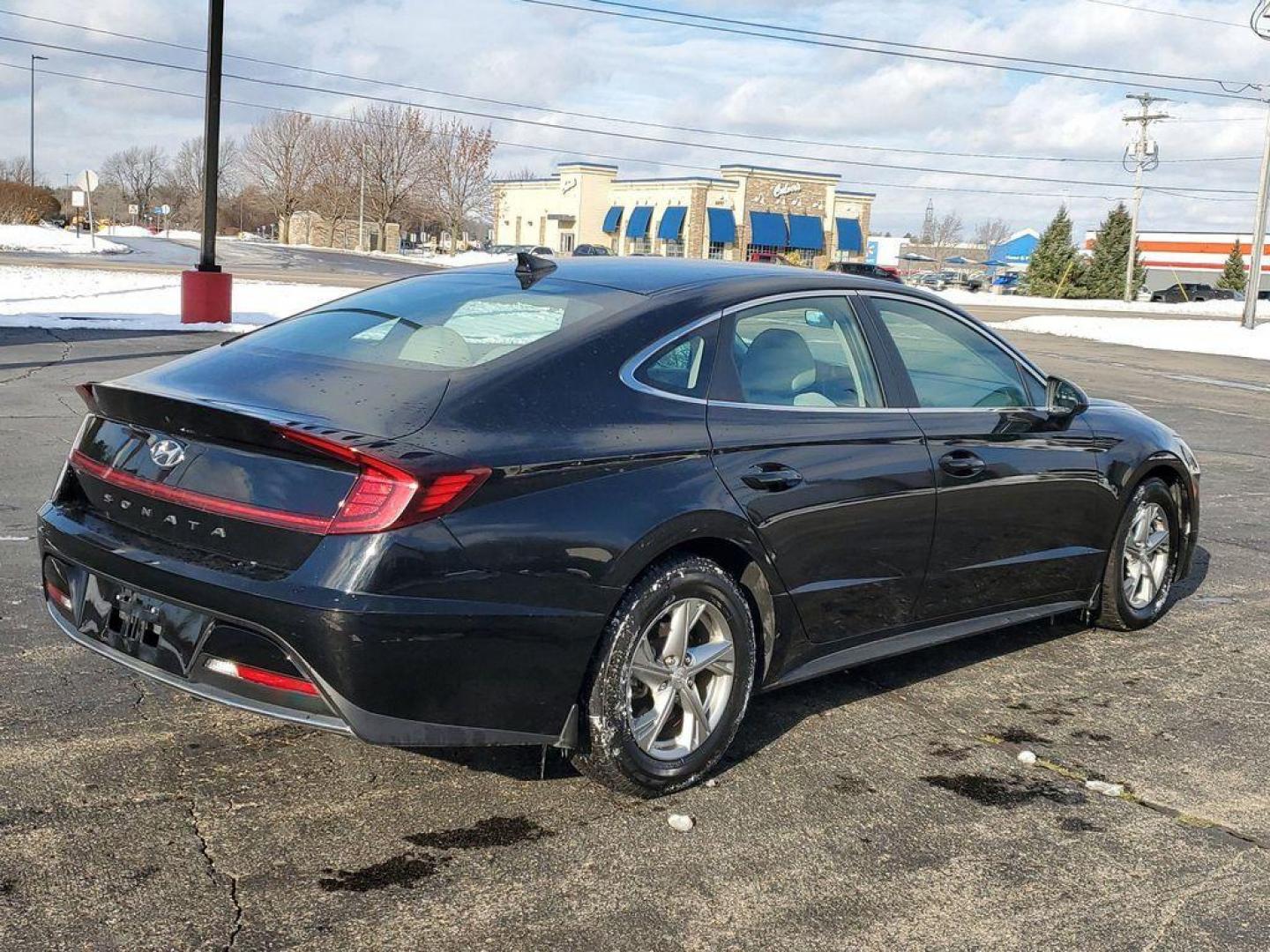 2022 Phantom Black /Dark Gray Hyundai Sonata SE (5NPEG4JA3NH) with an 2.5L L4 DOHC 16V engine, 8A transmission, located at 6064 Gull Rd, Kalamazoo, MI, 49048, (269) 222-0088, 42.328388, -85.512924 - <b>Vehicle Details</b><br>Experience the perfect blend of style, performance, and technology with this stunning 2022 Hyundai Sonata SE! Designed to impress, this sleek and sophisticated sedan is ready to elevate your driving experience with its cutting-edge features and powerful performance. Under - Photo#1