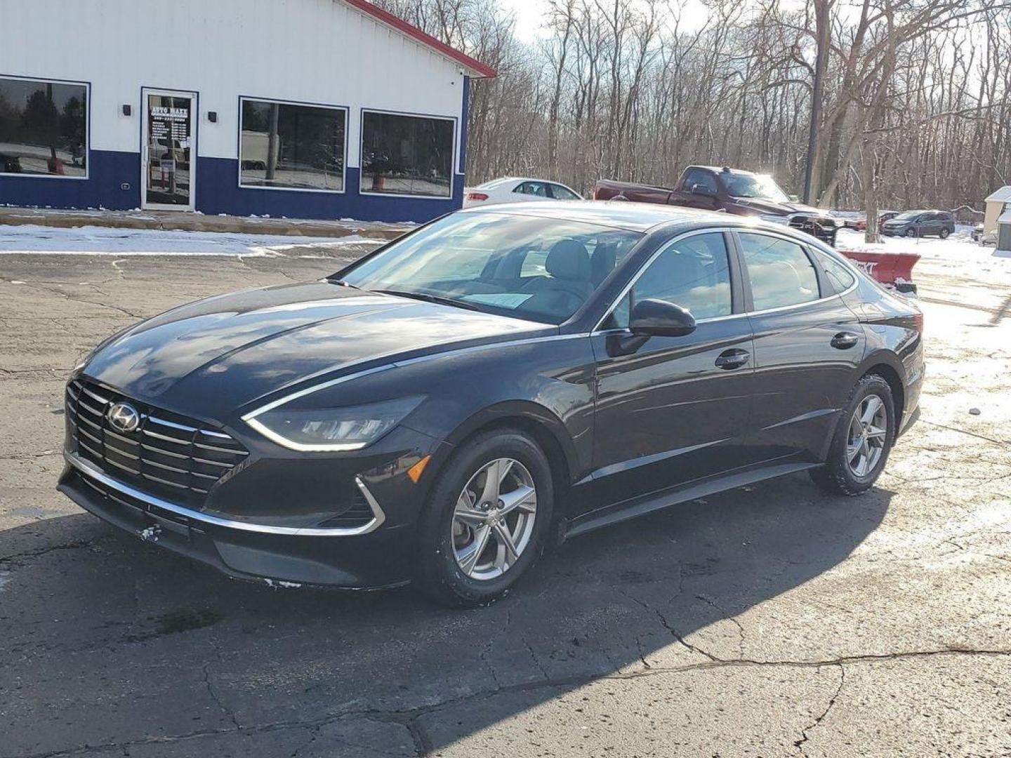 2022 Phantom Black /Dark Gray Hyundai Sonata SE (5NPEG4JA3NH) with an 2.5L L4 DOHC 16V engine, 8A transmission, located at 6064 Gull Rd, Kalamazoo, MI, 49048, (269) 222-0088, 42.328388, -85.512924 - <b>Vehicle Details</b><br>Experience the perfect blend of style, performance, and technology with this stunning 2022 Hyundai Sonata SE! Designed to impress, this sleek and sophisticated sedan is ready to elevate your driving experience with its cutting-edge features and powerful performance. Under - Photo#3