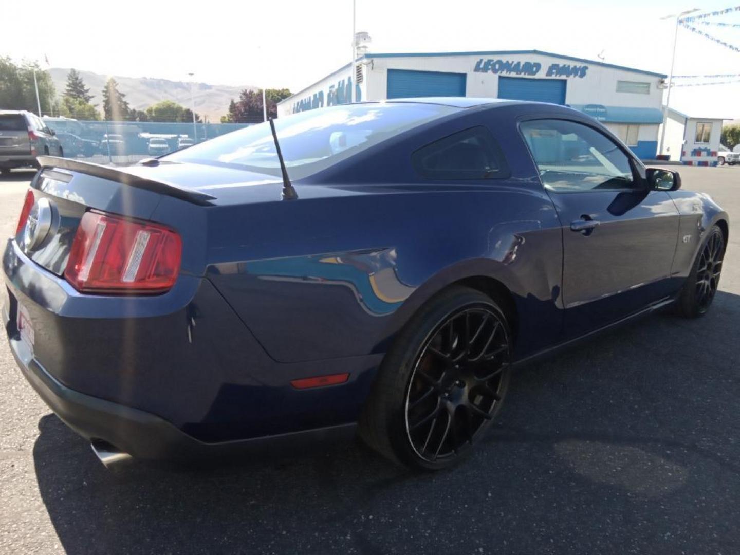 2010 Blue /Charcoal Black Ford Mustang GT Coupe (1ZVBP8CH3A5) with an 4.6L V8 SOHC 24V engine, Automatic transmission, located at 6064 Gull Rd, Kalamazoo, MI, 49048, (269) 222-0088, 42.328388, -85.512924 - <b>Equipment</b><br>The satellite radio system in the Ford Mustang gives you access to hundreds of nation-wide radio stations with a clear digital signal. This small car has a V8, 4.6L high output engine. This model is painted with a sleek and sophisticated black color. Enjoy the incredible handlin - Photo#5