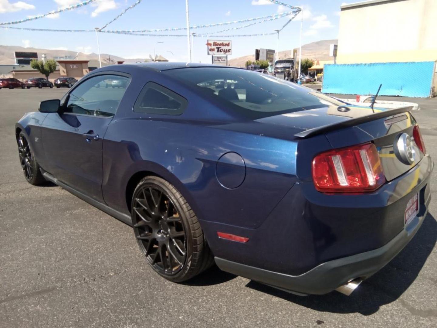 2010 Blue /Charcoal Black Ford Mustang GT Coupe (1ZVBP8CH3A5) with an 4.6L V8 SOHC 24V engine, Automatic transmission, located at 6064 Gull Rd, Kalamazoo, MI, 49048, (269) 222-0088, 42.328388, -85.512924 - <b>Equipment</b><br>The satellite radio system in the Ford Mustang gives you access to hundreds of nation-wide radio stations with a clear digital signal. This small car has a V8, 4.6L high output engine. This model is painted with a sleek and sophisticated black color. Enjoy the incredible handlin - Photo#7