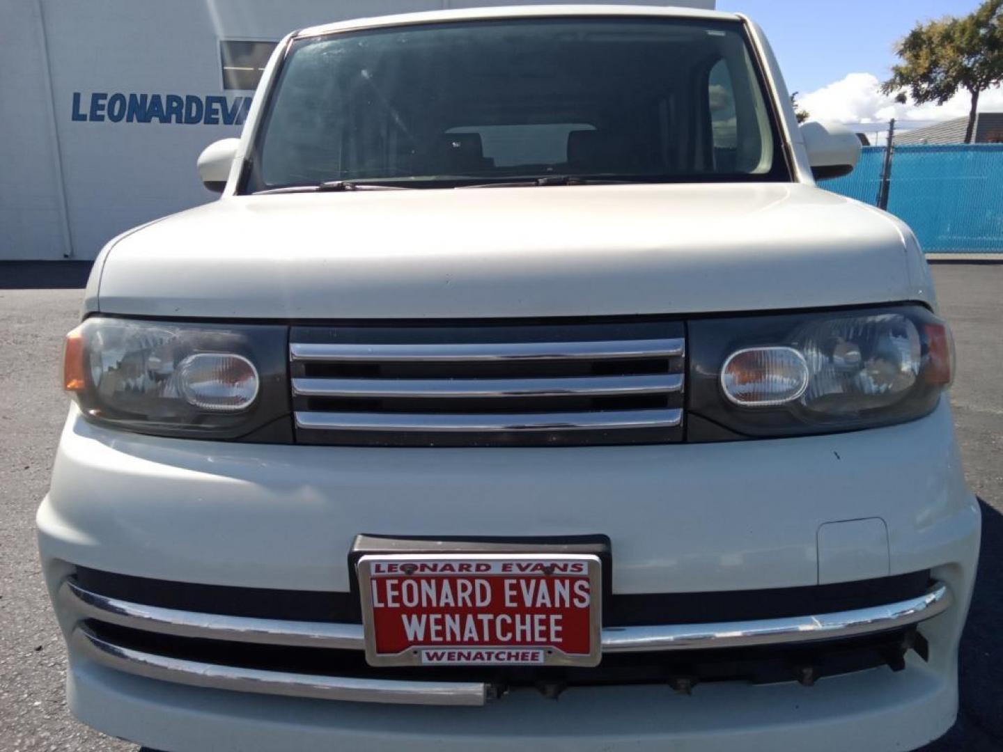 2011 White Pearl /Black/Gray Nissan cube 1.8 (JN8AZ2KR2BT) with an 1.8L L4 DOHC 16V engine, 6-Speed Manual transmission, located at 6064 Gull Rd, Kalamazoo, MI, 49048, (269) 222-0088, 42.328388, -85.512924 - <b>Equipment</b><br>You'll never again be lost in a crowded city or a country region with the navigation system on this small suv. Bluetooth technology is built into the Nissan cube, keeping your hands on the steering wheel and your focus on the road. This small suv is equipped with the latest gene - Photo#3