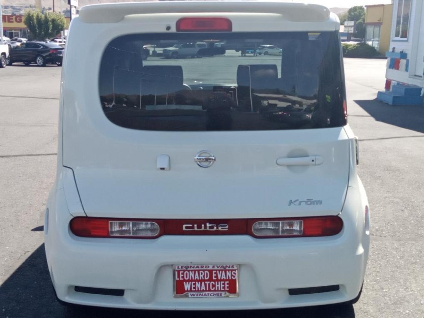 2011 White Pearl /Black/Gray Nissan cube 1.8 (JN8AZ2KR2BT) with an 1.8L L4 DOHC 16V engine, 6-Speed Manual transmission, located at 6064 Gull Rd, Kalamazoo, MI, 49048, (269) 222-0088, 42.328388, -85.512924 - <b>Equipment</b><br>You'll never again be lost in a crowded city or a country region with the navigation system on this small suv. Bluetooth technology is built into the Nissan cube, keeping your hands on the steering wheel and your focus on the road. This small suv is equipped with the latest gene - Photo#5