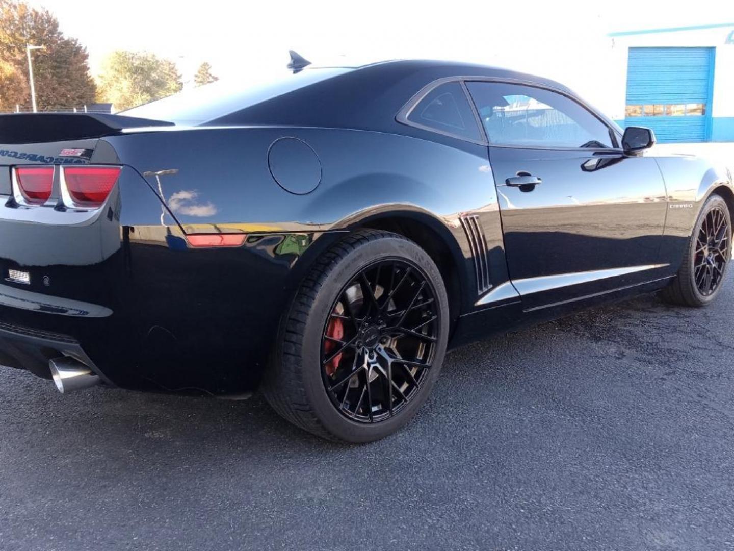 2010 Black /Black Chevrolet Camaro 1SS Coupe (2G1FK1EJ4A9) with an 6.2L V8 OHV 16V engine, 6-speed automatic transmission, located at 6064 Gull Rd, Kalamazoo, MI, 49048, (269) 222-0088, 42.328388, -85.512924 - <b>Equipment</b><br>with XM/Sirus Satellite Radio you are no longer restricted by poor quality local radio stations while driving this vehicle. Anywhere on the planet, you will have hundreds of digital stations to choose from. It features a hands-free Bluetooth phone system. The state of the art pa - Photo#5