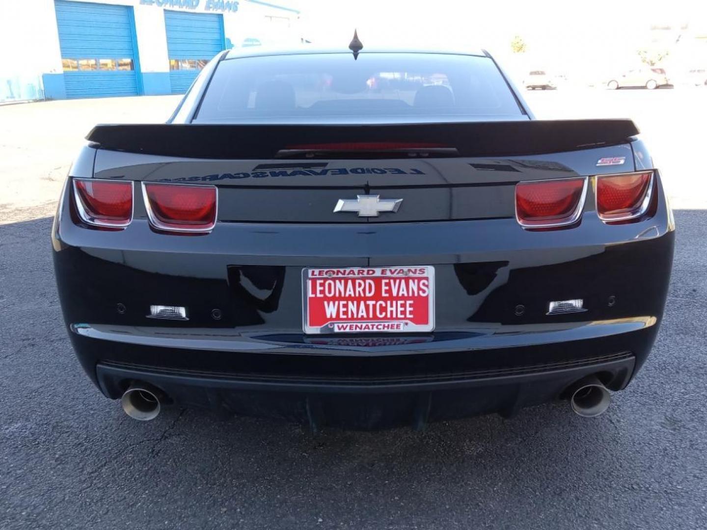 2010 Black /Black Chevrolet Camaro 1SS Coupe (2G1FK1EJ4A9) with an 6.2L V8 OHV 16V engine, 6-speed automatic transmission, located at 6064 Gull Rd, Kalamazoo, MI, 49048, (269) 222-0088, 42.328388, -85.512924 - <b>Equipment</b><br>with XM/Sirus Satellite Radio you are no longer restricted by poor quality local radio stations while driving this vehicle. Anywhere on the planet, you will have hundreds of digital stations to choose from. It features a hands-free Bluetooth phone system. The state of the art pa - Photo#6