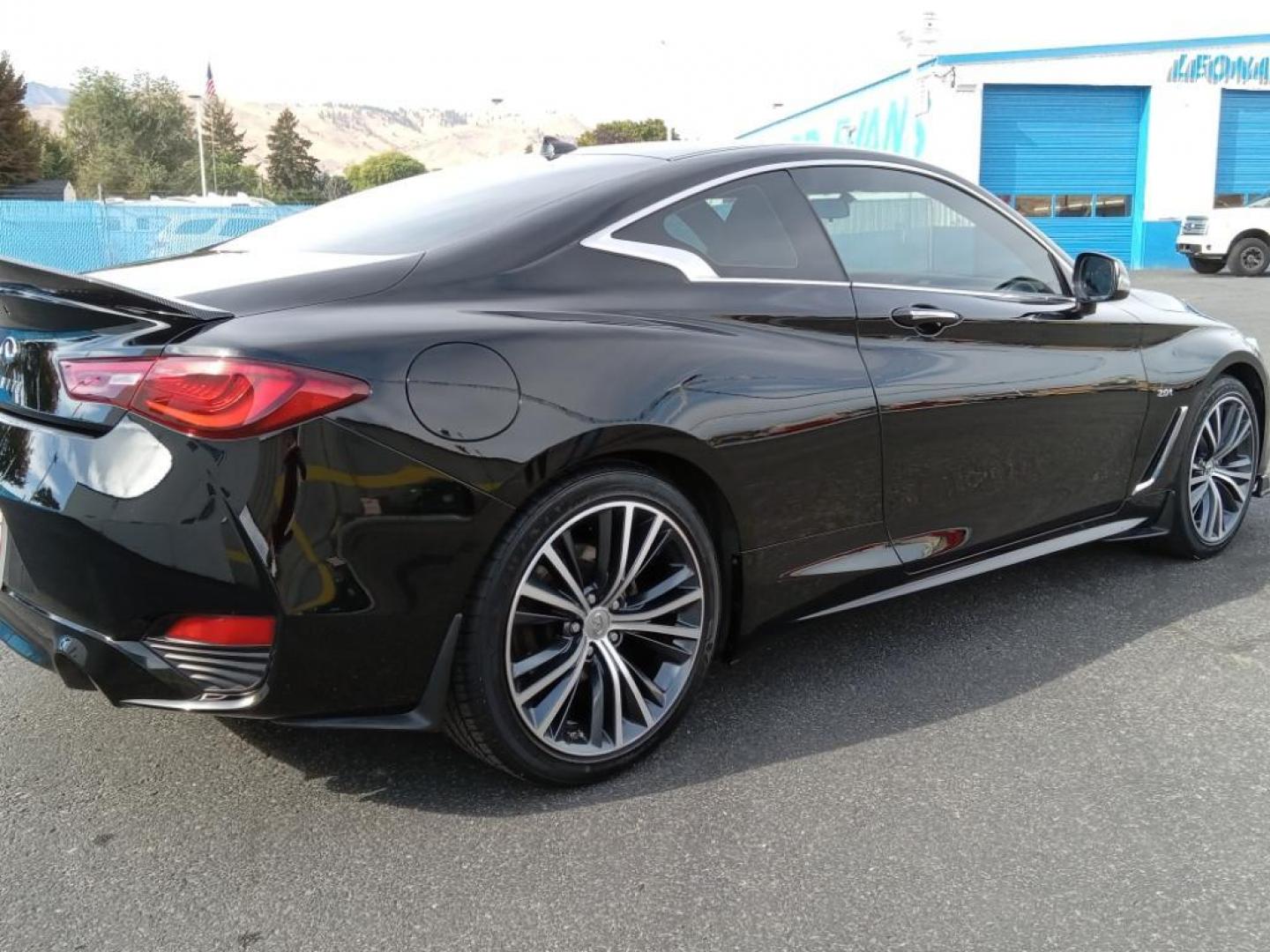 2017 Black Obsidian /Graphite Infiniti Q60 2.0t AWD (JN1CV7EL5HM) with an 2.0L L4 DOHC 16V TURBO engine, 7A transmission, located at 6064 Gull Rd, Kalamazoo, MI, 49048, (269) 222-0088, 42.328388, -85.512924 - <b>Equipment</b><br>The INFINITI Q60 features a hands-free Bluetooth phone system. The leather seats in this model are a must for buyers looking for comfort, durability, and style. This mid-size car is equipped with the latest generation of XM/Sirius Radio. The vehicle offers Automatic Climate Contr - Photo#5