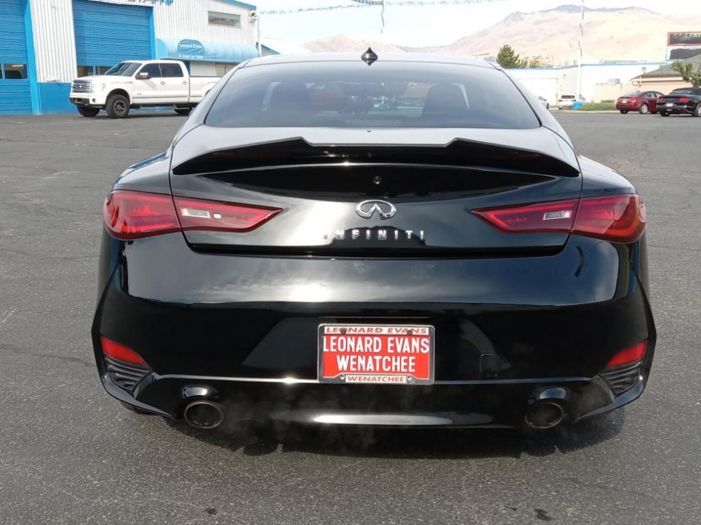 2017 Black Obsidian /Graphite Infiniti Q60 2.0t AWD (JN1CV7EL5HM) with an 2.0L L4 DOHC 16V TURBO engine, 7A transmission, located at 6064 Gull Rd, Kalamazoo, MI, 49048, (269) 222-0088, 42.328388, -85.512924 - <b>Equipment</b><br>The INFINITI Q60 features a hands-free Bluetooth phone system. The leather seats in this model are a must for buyers looking for comfort, durability, and style. This mid-size car is equipped with the latest generation of XM/Sirius Radio. The vehicle offers Automatic Climate Contr - Photo#6