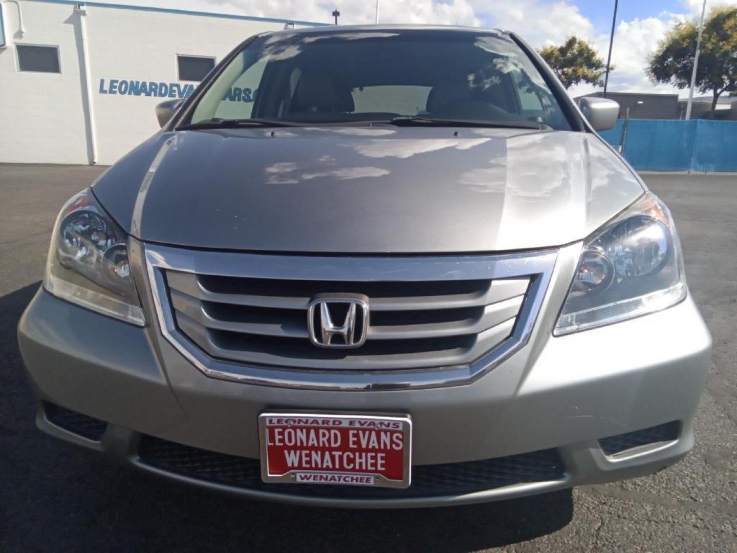 2009 Silver Pearl Metallic /Gray Honda Odyssey EX-L w/ DVD (5FNRL387X9B) with an 3.5L V6 SOHC 24V engine, 5-Speed Automatic transmission, located at 6064 Gull Rd, Kalamazoo, MI, 49048, (269) 222-0088, 42.328388, -85.512924 - The installed navigation system will keep you on the right path. It keeps you comfortable with Auto Climate. The leather seats in the vehicle are a must for buyers looking for comfort, durability, and style. See what's behind you with the back up camera on the Honda Odyssey. The vehicle is front whe - Photo#3