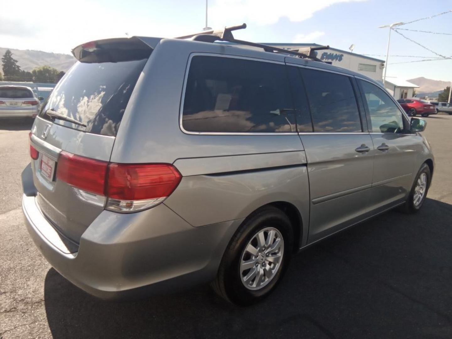 2009 Silver Pearl Metallic /Gray Honda Odyssey EX-L w/ DVD (5FNRL387X9B) with an 3.5L V6 SOHC 24V engine, 5-Speed Automatic transmission, located at 6064 Gull Rd, Kalamazoo, MI, 49048, (269) 222-0088, 42.328388, -85.512924 - The installed navigation system will keep you on the right path. It keeps you comfortable with Auto Climate. The leather seats in the vehicle are a must for buyers looking for comfort, durability, and style. See what's behind you with the back up camera on the Honda Odyssey. The vehicle is front whe - Photo#5