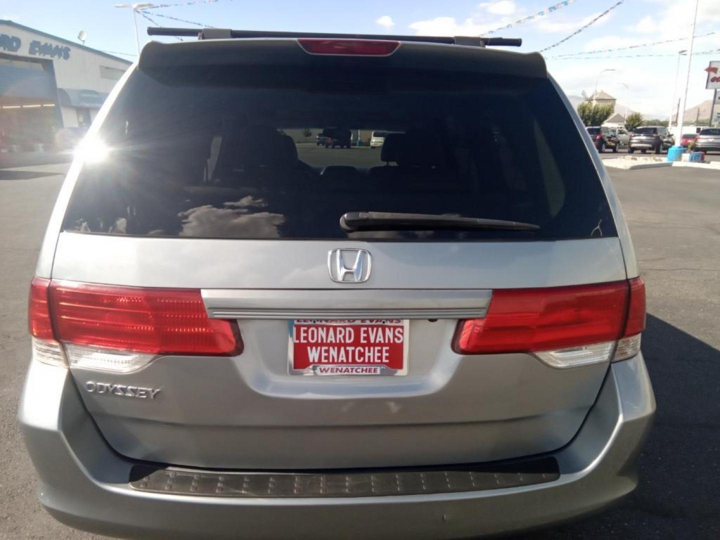 2009 Silver Pearl Metallic /Gray Honda Odyssey EX-L w/ DVD (5FNRL387X9B) with an 3.5L V6 SOHC 24V engine, 5-Speed Automatic transmission, located at 6064 Gull Rd, Kalamazoo, MI, 49048, (269) 222-0088, 42.328388, -85.512924 - The installed navigation system will keep you on the right path. It keeps you comfortable with Auto Climate. The leather seats in the vehicle are a must for buyers looking for comfort, durability, and style. See what's behind you with the back up camera on the Honda Odyssey. The vehicle is front whe - Photo#6