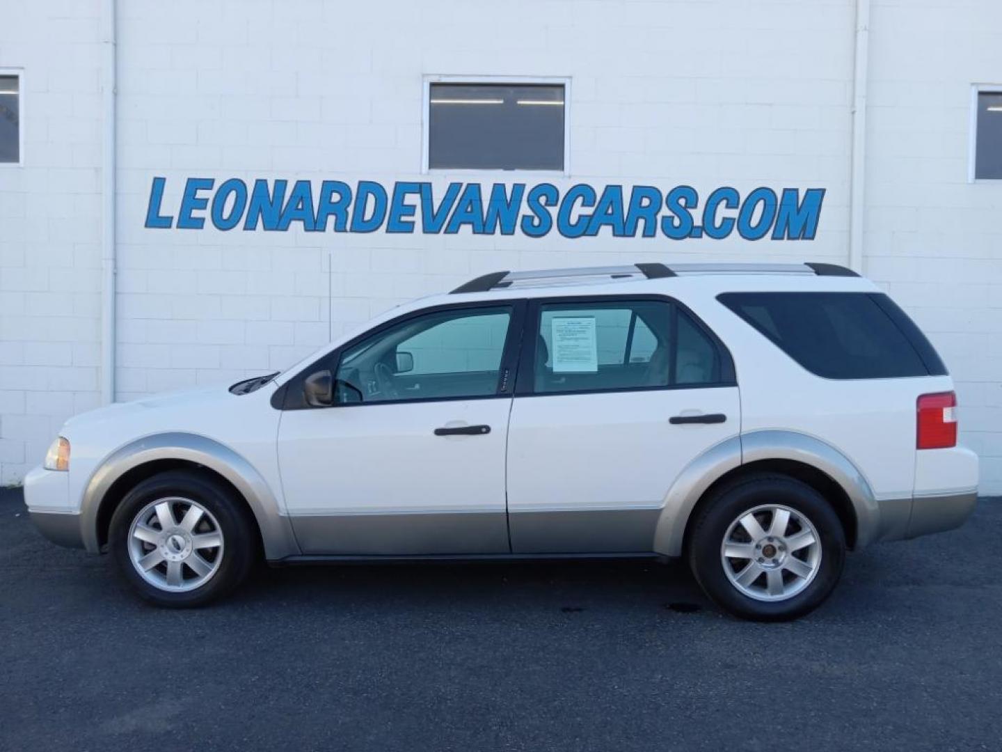 2006 White Ford Freestyle SE AWD (1FMZK04126G) with an 3.0L V6 DOHC 24V engine, Automatic CVT Overdrive transmission, located at 6064 Gull Rd, Kalamazoo, MI, 49048, (269) 222-0088, 42.328388, -85.512924 - Our dealership has already run the CARFAX report and it is clean. A clean CARFAX is a great asset for resale value in the future. Conquer any rainy, snowy, or icy road conditions this winter with the all wheel drive system on this vehicle. Set the temperature exactly where you are most comfortable - Photo#1