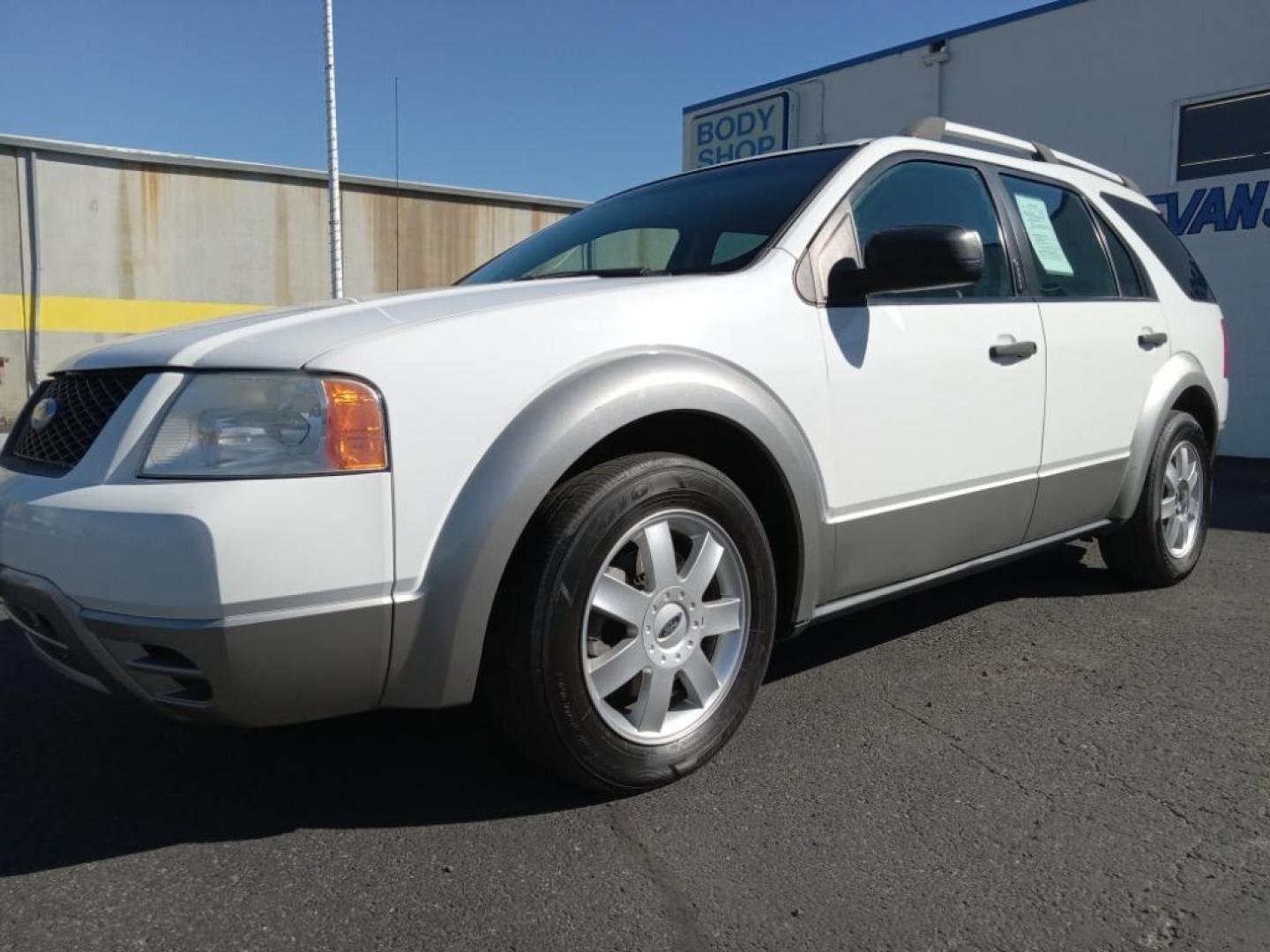 2006 White Ford Freestyle SE AWD (1FMZK04126G) with an 3.0L V6 DOHC 24V engine, Automatic CVT Overdrive transmission, located at 6064 Gull Rd, Kalamazoo, MI, 49048, (269) 222-0088, 42.328388, -85.512924 - Our dealership has already run the CARFAX report and it is clean. A clean CARFAX is a great asset for resale value in the future. Conquer any rainy, snowy, or icy road conditions this winter with the all wheel drive system on this vehicle. Set the temperature exactly where you are most comfortable - Photo#2