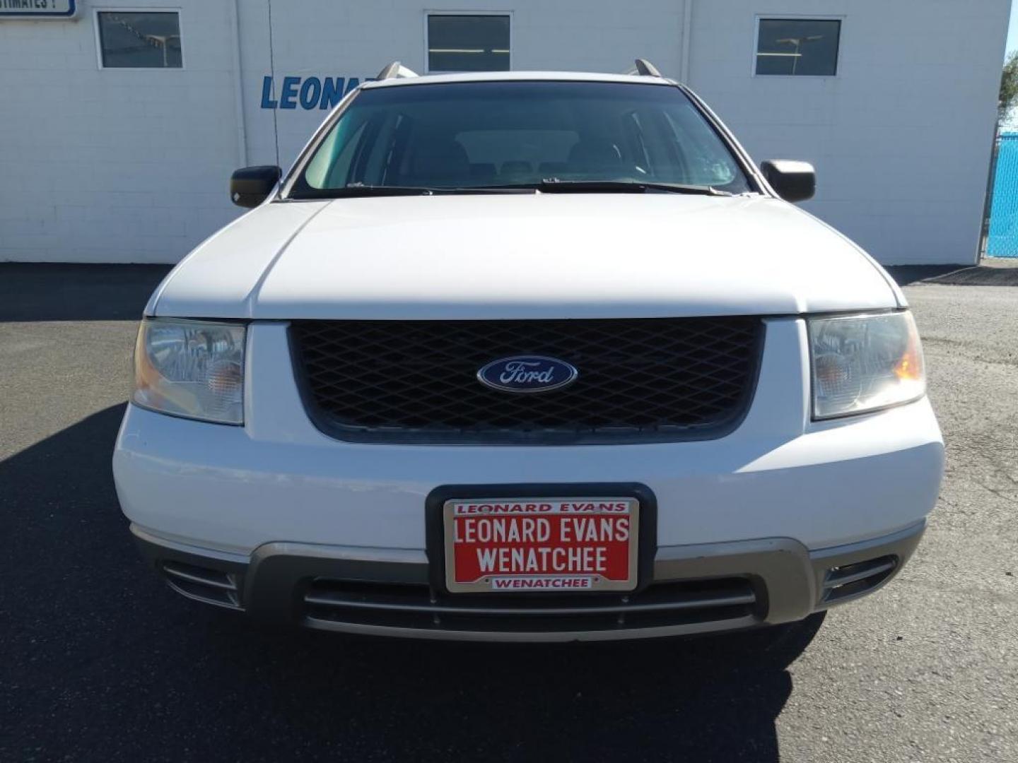 2006 White Ford Freestyle SE AWD (1FMZK04126G) with an 3.0L V6 DOHC 24V engine, Automatic CVT Overdrive transmission, located at 6064 Gull Rd, Kalamazoo, MI, 49048, (269) 222-0088, 42.328388, -85.512924 - Our dealership has already run the CARFAX report and it is clean. A clean CARFAX is a great asset for resale value in the future. Conquer any rainy, snowy, or icy road conditions this winter with the all wheel drive system on this vehicle. Set the temperature exactly where you are most comfortable - Photo#3