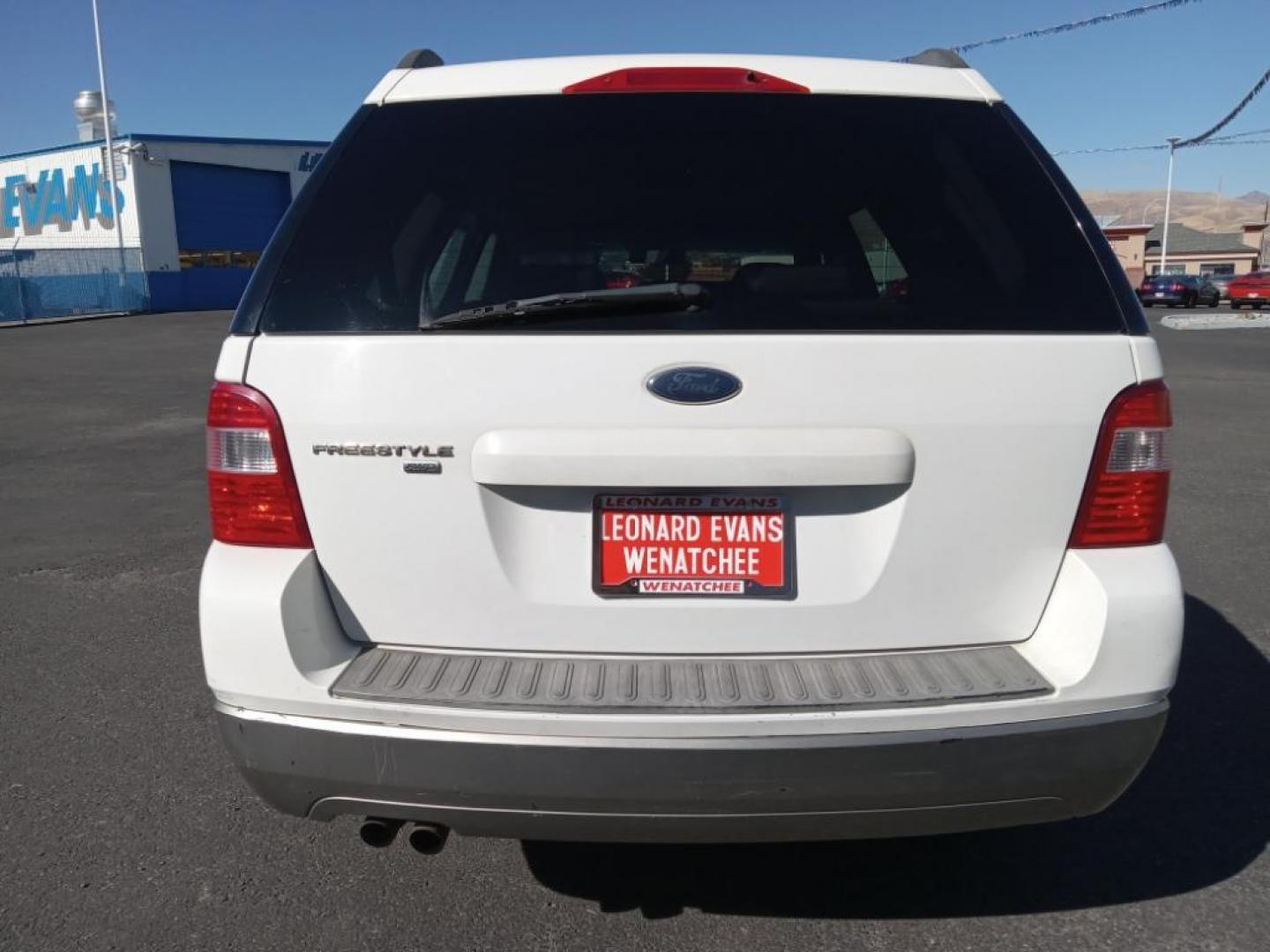 2006 White Ford Freestyle SE AWD (1FMZK04126G) with an 3.0L V6 DOHC 24V engine, Automatic CVT Overdrive transmission, located at 6064 Gull Rd, Kalamazoo, MI, 49048, (269) 222-0088, 42.328388, -85.512924 - Our dealership has already run the CARFAX report and it is clean. A clean CARFAX is a great asset for resale value in the future. Conquer any rainy, snowy, or icy road conditions this winter with the all wheel drive system on this vehicle. Set the temperature exactly where you are most comfortable - Photo#6