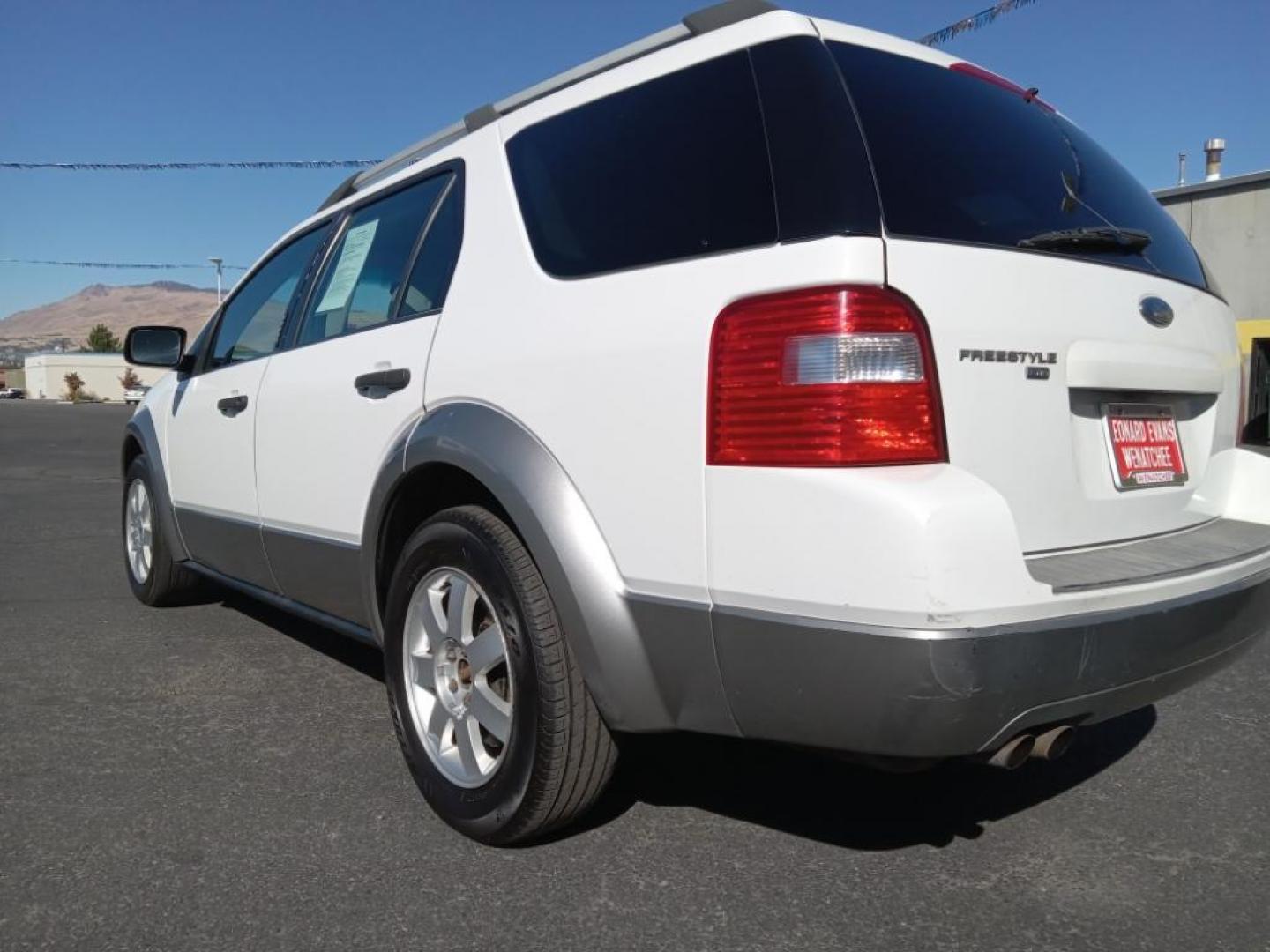 2006 White Ford Freestyle SE AWD (1FMZK04126G) with an 3.0L V6 DOHC 24V engine, Automatic CVT Overdrive transmission, located at 6064 Gull Rd, Kalamazoo, MI, 49048, (269) 222-0088, 42.328388, -85.512924 - Our dealership has already run the CARFAX report and it is clean. A clean CARFAX is a great asset for resale value in the future. Conquer any rainy, snowy, or icy road conditions this winter with the all wheel drive system on this vehicle. Set the temperature exactly where you are most comfortable - Photo#7