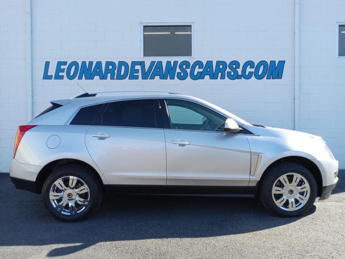 2015 Radiant Silver Metallic /Ebony/Ebony Accents Cadillac SRX Luxury Collection AWD (3GYFNEE33FS) with an 3.6L V6 DOHC 24V FFV engine, 6-Speed Automatic transmission, located at 6064 Gull Rd, Kalamazoo, MI, 49048, (269) 222-0088, 42.328388, -85.512924 - <b>Equipment</b><br>The leather seats in this Cadillac SRX are a must for buyers looking for comfort, durability, and style. Keep your hands warm all winter with a heated steering wheel in it . Enjoy the heated seats in this unit you will never buy a vehicle without them. Everyone loves the comfor - Photo#0