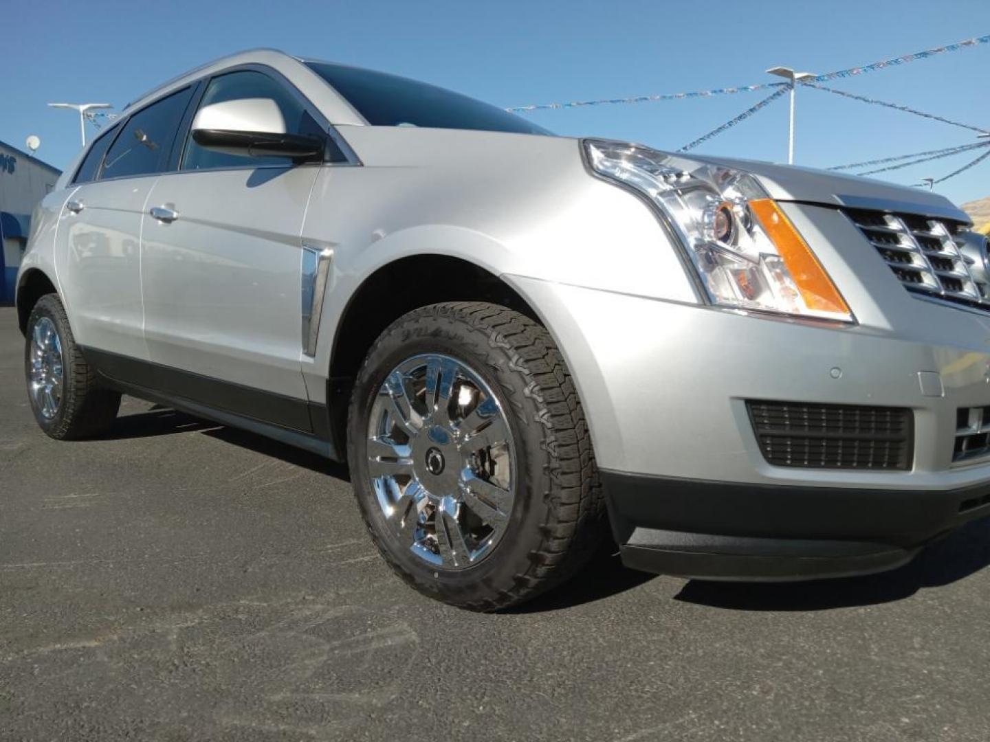 2015 Radiant Silver Metallic /Ebony/Ebony Accents Cadillac SRX Luxury Collection AWD (3GYFNEE33FS) with an 3.6L V6 DOHC 24V FFV engine, 6-Speed Automatic transmission, located at 6064 Gull Rd, Kalamazoo, MI, 49048, (269) 222-0088, 42.328388, -85.512924 - <b>Equipment</b><br>The leather seats in this Cadillac SRX are a must for buyers looking for comfort, durability, and style. Keep your hands warm all winter with a heated steering wheel in it . Enjoy the heated seats in this unit you will never buy a vehicle without them. Everyone loves the comfor - Photo#4