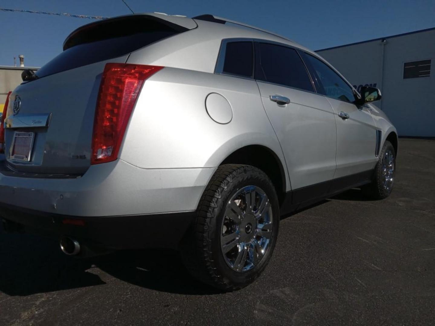 2015 Radiant Silver Metallic /Ebony/Ebony Accents Cadillac SRX Luxury Collection AWD (3GYFNEE33FS) with an 3.6L V6 DOHC 24V FFV engine, 6-Speed Automatic transmission, located at 6064 Gull Rd, Kalamazoo, MI, 49048, (269) 222-0088, 42.328388, -85.512924 - <b>Equipment</b><br>The leather seats in this Cadillac SRX are a must for buyers looking for comfort, durability, and style. Keep your hands warm all winter with a heated steering wheel in it . Enjoy the heated seats in this unit you will never buy a vehicle without them. Everyone loves the comfor - Photo#5