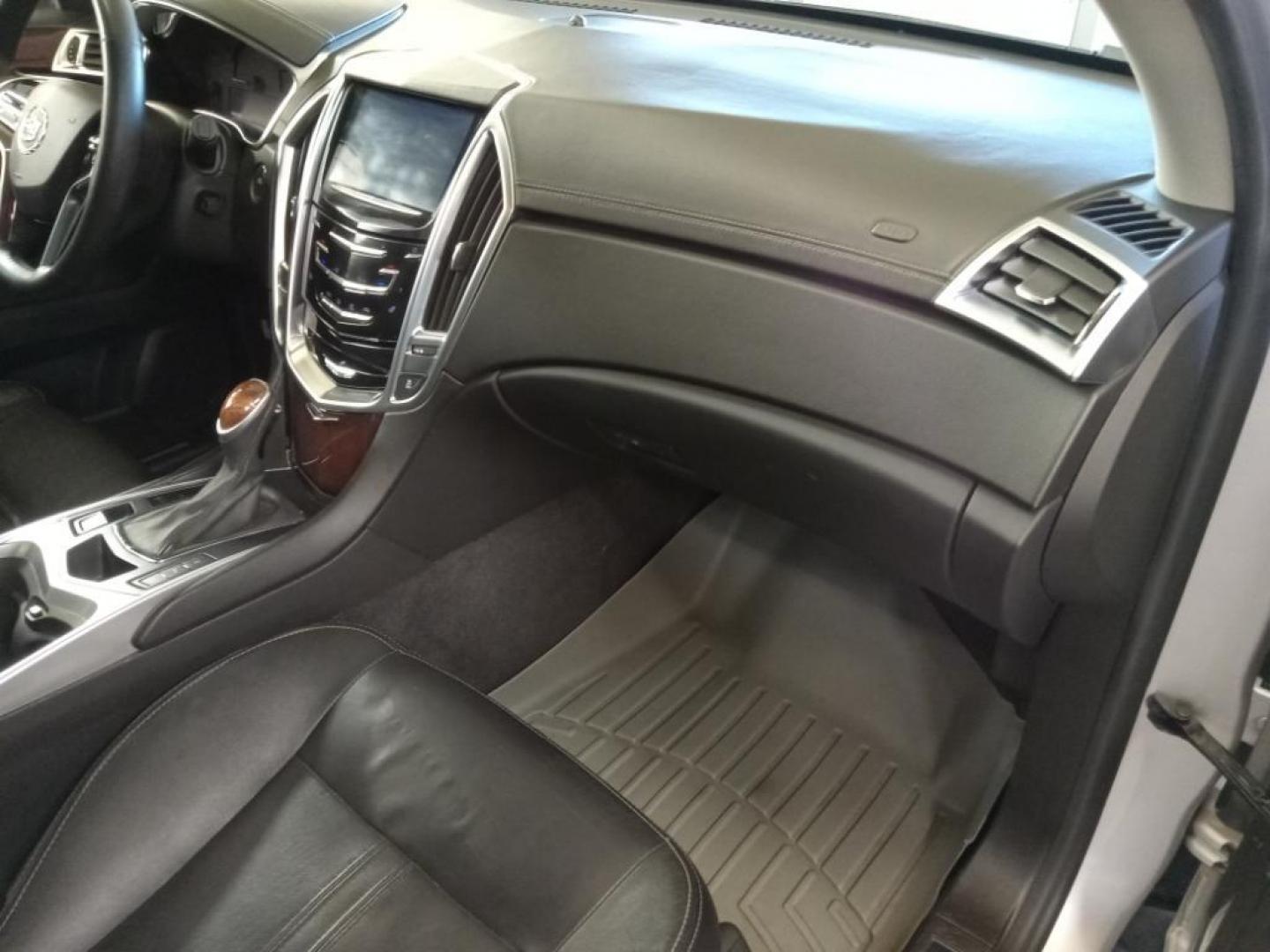 2015 Radiant Silver Metallic /Ebony/Ebony Accents Cadillac SRX Luxury Collection AWD (3GYFNEE33FS) with an 3.6L V6 DOHC 24V FFV engine, 6-Speed Automatic transmission, located at 6064 Gull Rd, Kalamazoo, MI, 49048, (269) 222-0088, 42.328388, -85.512924 - <b>Equipment</b><br>The leather seats in this Cadillac SRX are a must for buyers looking for comfort, durability, and style. Keep your hands warm all winter with a heated steering wheel in it . Enjoy the heated seats in this unit you will never buy a vehicle without them. Everyone loves the comfor - Photo#19