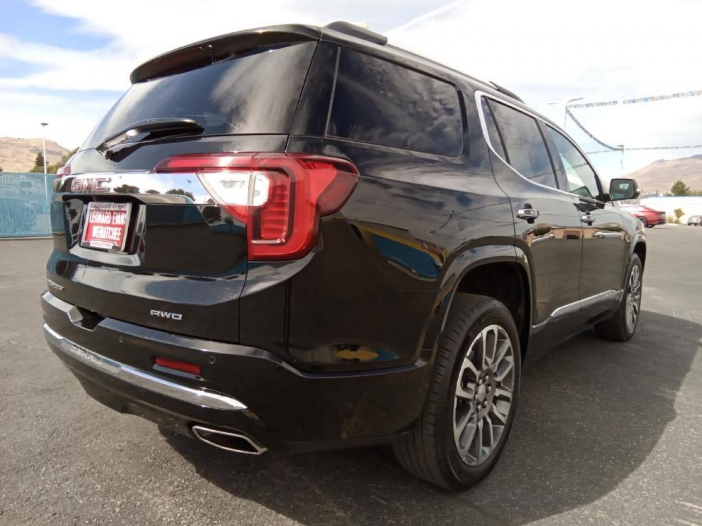 2021 Ebony Twilight Metallic GMC Acadia Denali AWD (1GKKNXLS9MZ) with an 3.6L V6 DOHC 24V engine, 6A transmission, located at 6064 Gull Rd, Kalamazoo, MI, 49048, (269) 222-0088, 42.328388, -85.512924 - The leather seats in it are a must for buyers looking for comfort, durability, and style. This vehicle offers Apple CarPlay for seamless connectivity. This mid-size suv's Lane Departure Warning keeps you safe by alerting you when you drift from your lane. Engulf yourself with the crystal clear sound - Photo#5