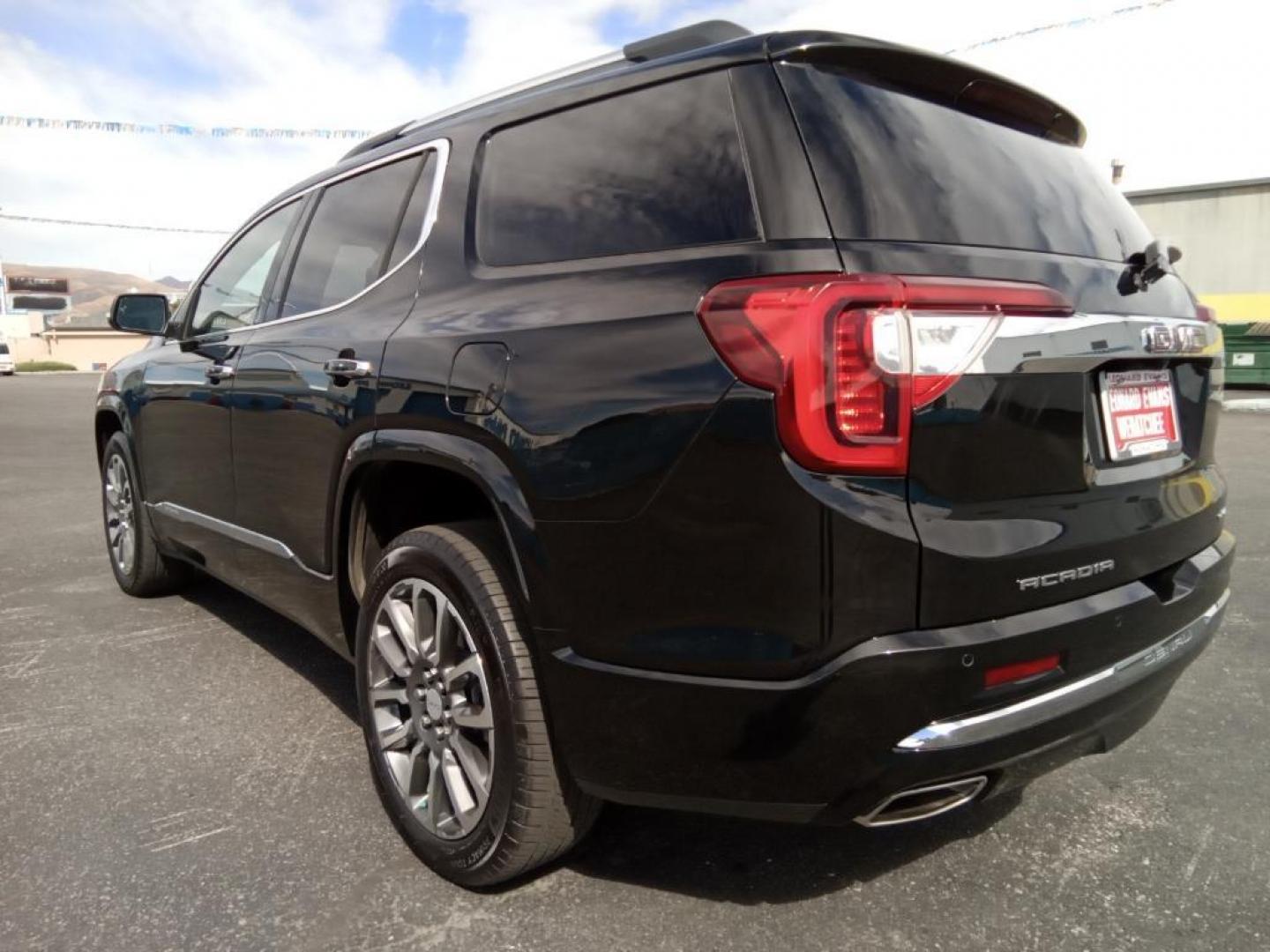 2021 Ebony Twilight Metallic GMC Acadia Denali AWD (1GKKNXLS9MZ) with an 3.6L V6 DOHC 24V engine, 6A transmission, located at 6064 Gull Rd, Kalamazoo, MI, 49048, (269) 222-0088, 42.328388, -85.512924 - The leather seats in it are a must for buyers looking for comfort, durability, and style. This vehicle offers Apple CarPlay for seamless connectivity. This mid-size suv's Lane Departure Warning keeps you safe by alerting you when you drift from your lane. Engulf yourself with the crystal clear sound - Photo#7