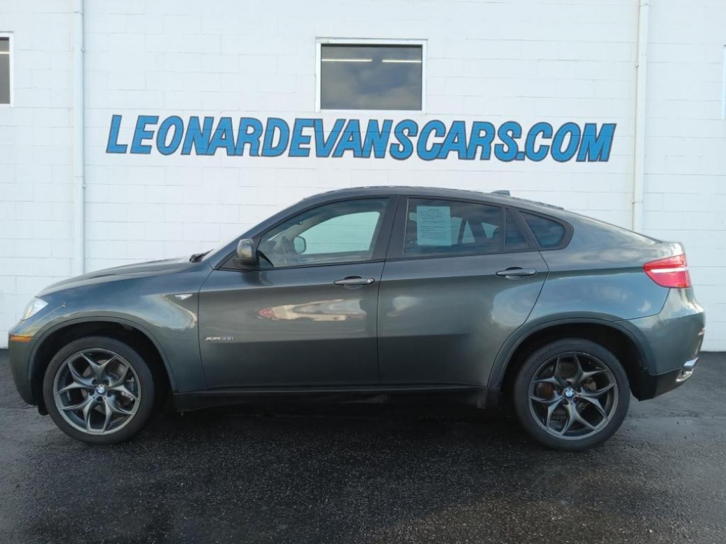 2008 Space Gray Metallic /Black BMW X6 xDrive35i (5UXFG43518L) with an 3.0L L6 DOHC 24V engine, 6-Speed Automatic Overdrive transmission, located at 6064 Gull Rd, Kalamazoo, MI, 49048, (269) 222-0088, 42.328388, -85.512924 - <b>Equipment</b><br>The state of the art park assist system will guide you easily into any spot. The leather seats in the BMW X6 are a must for buyers looking for comfort, durability, and style. This vehicle has a clean AutoCheck report. Night driving with HID Xenon headlamps is a breeze in this 200 - Photo#1